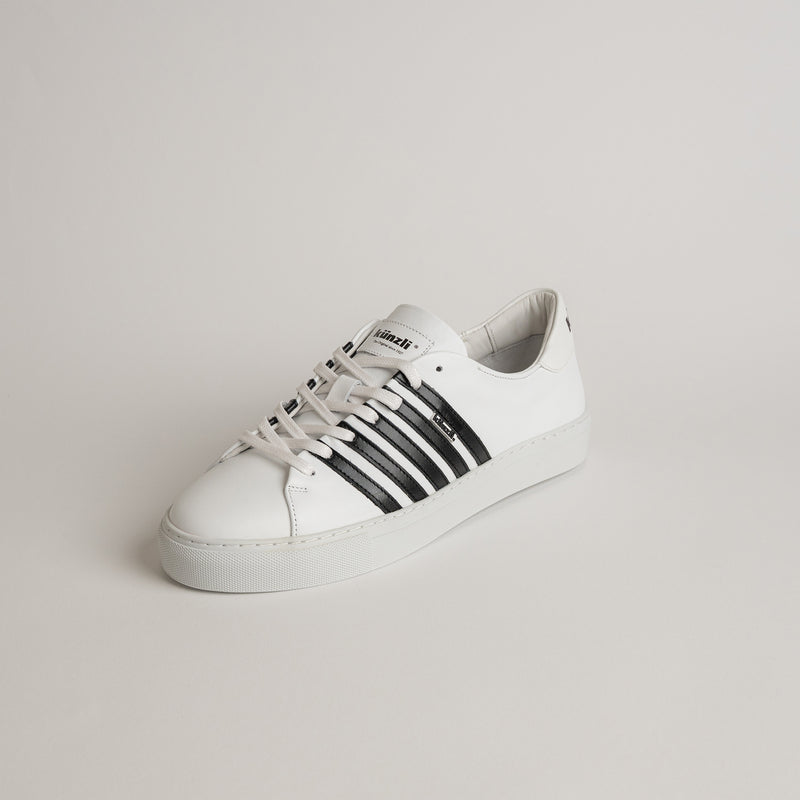 Weißer Kuenzli Schuh mit schwarzen Streifen auf hellem Hintergrund, ideal für Freizeitmode.