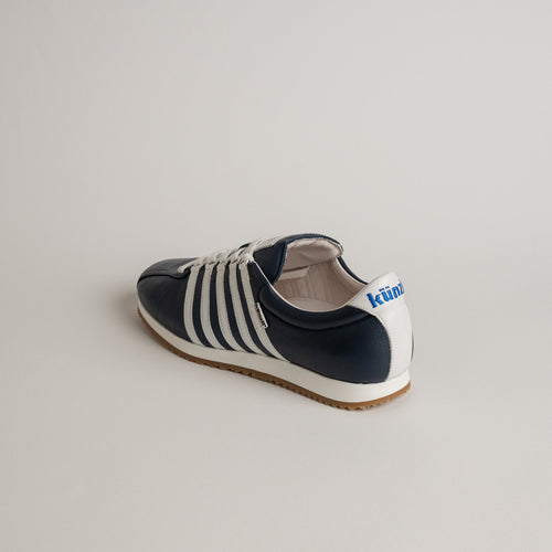 Ein blauer und weißer Kuenzli Schuhe Sneaker auf hellem Hintergrund.
