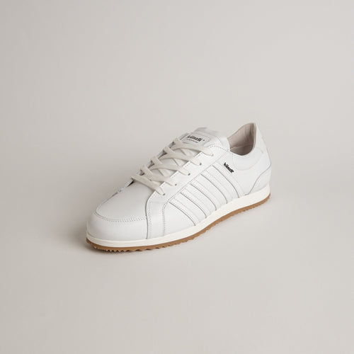 Weißer Kuenzli Schuhe Sneaker aus Leder mit brauner Sohle auf hellem Hintergrund.