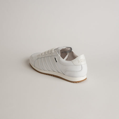 Weißer Kuenzli Schuhe Sneaker aus Leder auf hellem Hintergrund, seitlich präsentiert.