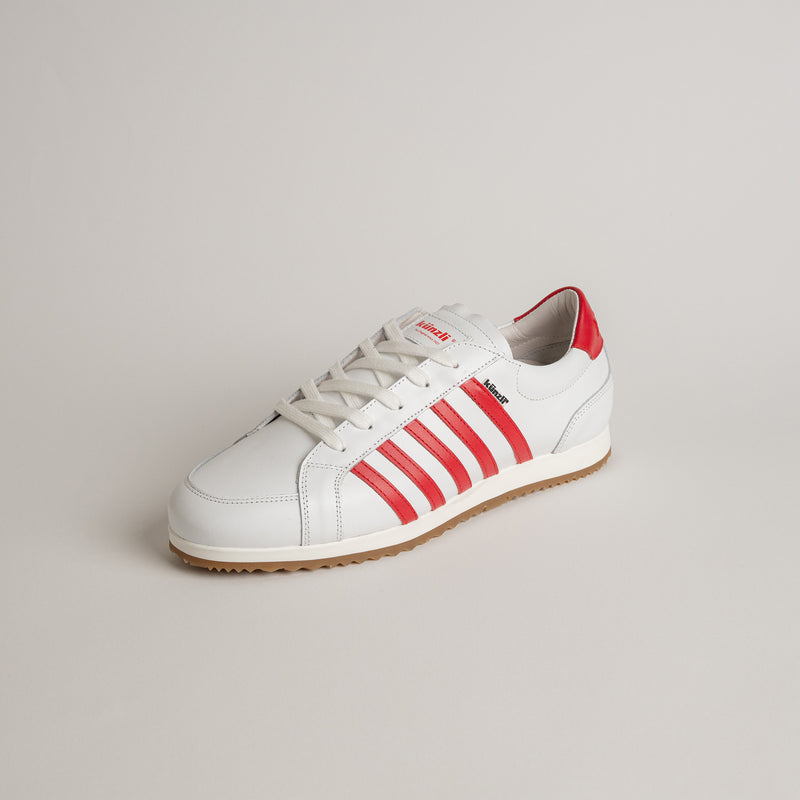 Weißer Kuenzli Schuh mit roten Streifen auf hellem Hintergrund, ideal für sportliche Aktivitäten.