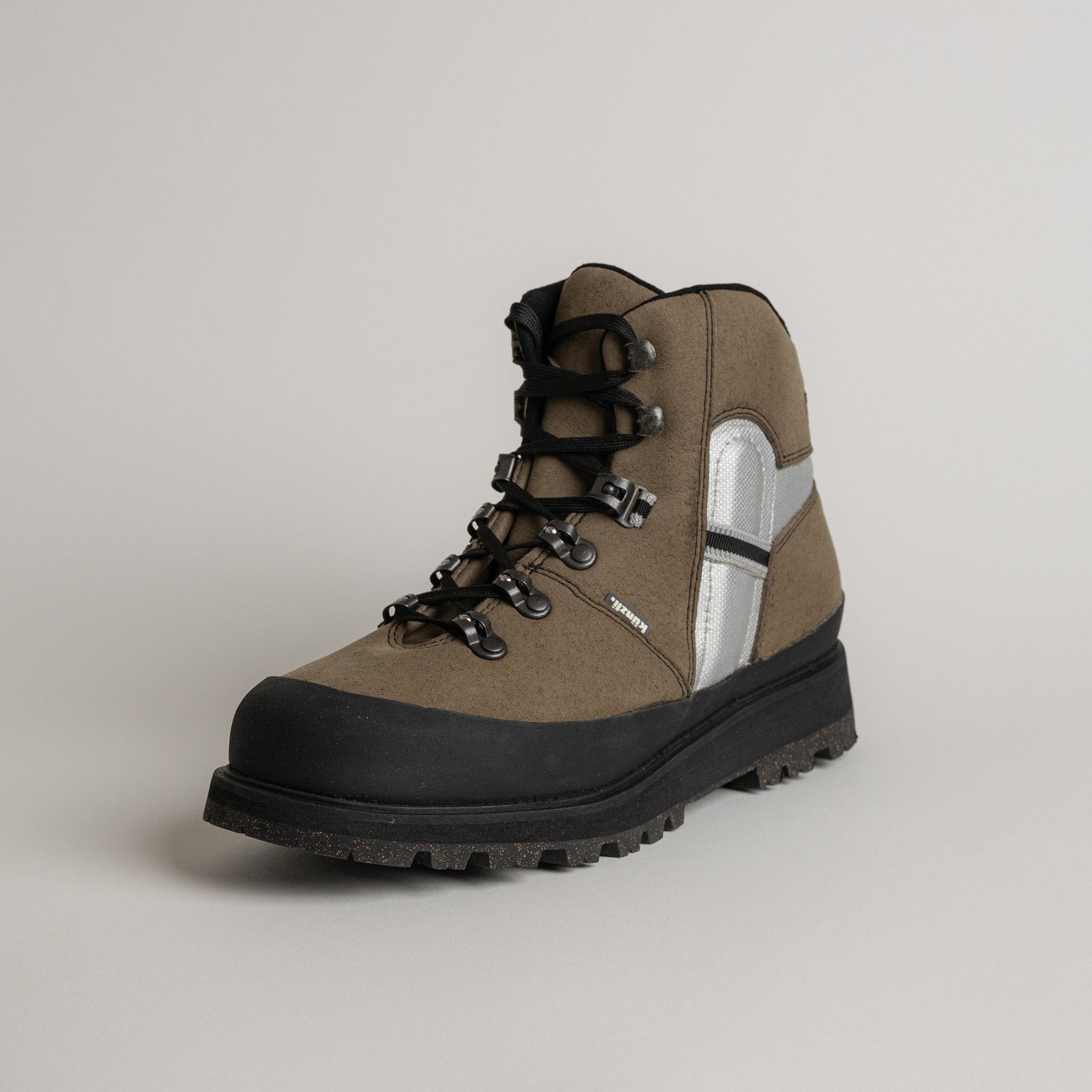Brauner Wanderstiefel von Kuenzli Schuhe mit robustem Profil für Outdoor-Aktivitäten.