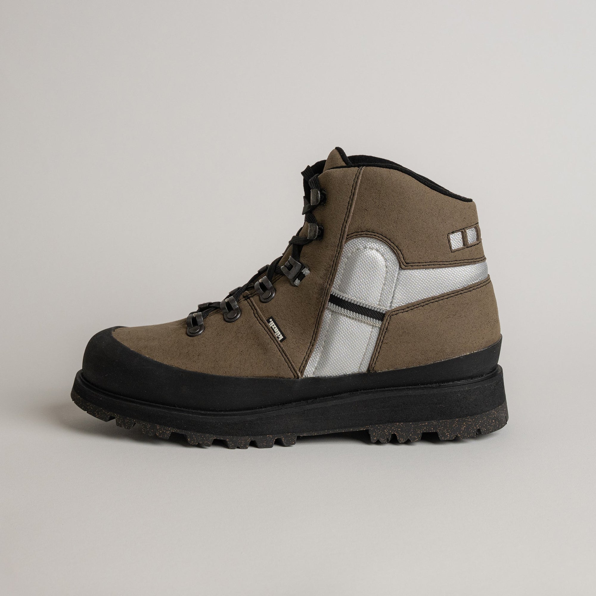 Brauner Wanderschuh von Kuenzli Schuhe mit robustem Profil für Outdoor-Aktivitäten.