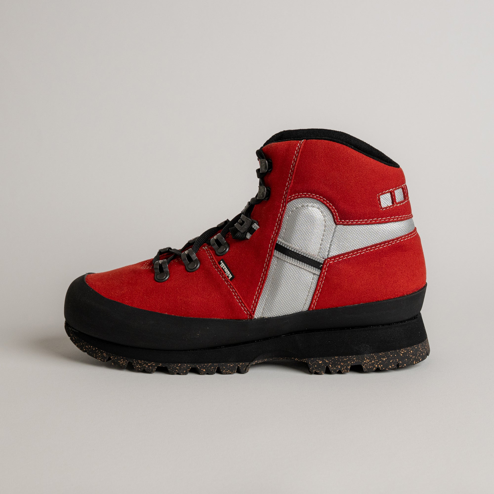 Roter Wanderschuh von Kuenzli Schuhe mit schwarzer Sohle und silbernen Details.