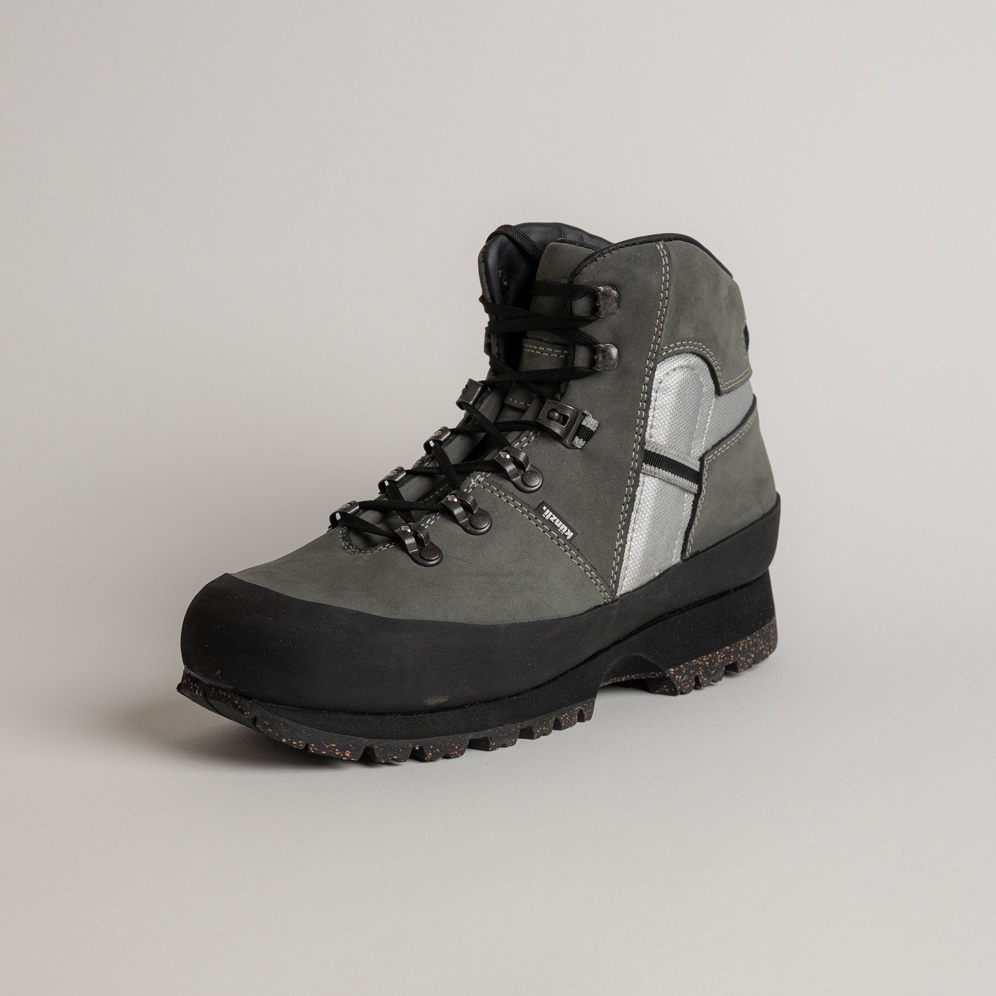 Ein grauer Wanderstiefel von Kuenzli Schuhe aus robustem Leder mit schwarzer Sohle.