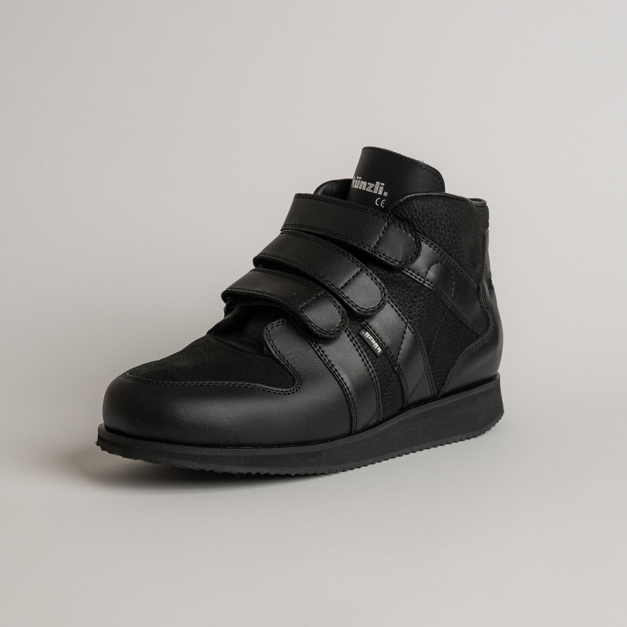 Schwarzer Lederschuh von Kuenzli Schuhe mit Klettverschluss, ideal für Outdoor-Aktivitäten.