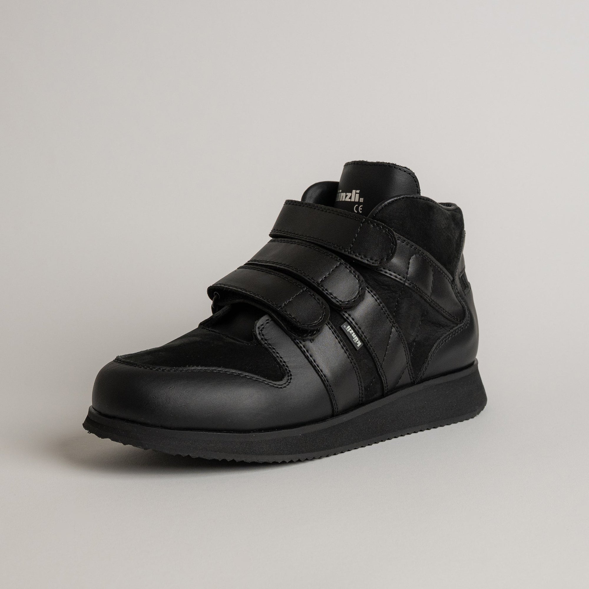 Schwarzer Kuenzli Schuh mit Klettverschluss, ideal für Outdoor-Aktivitäten und Waldtraining.