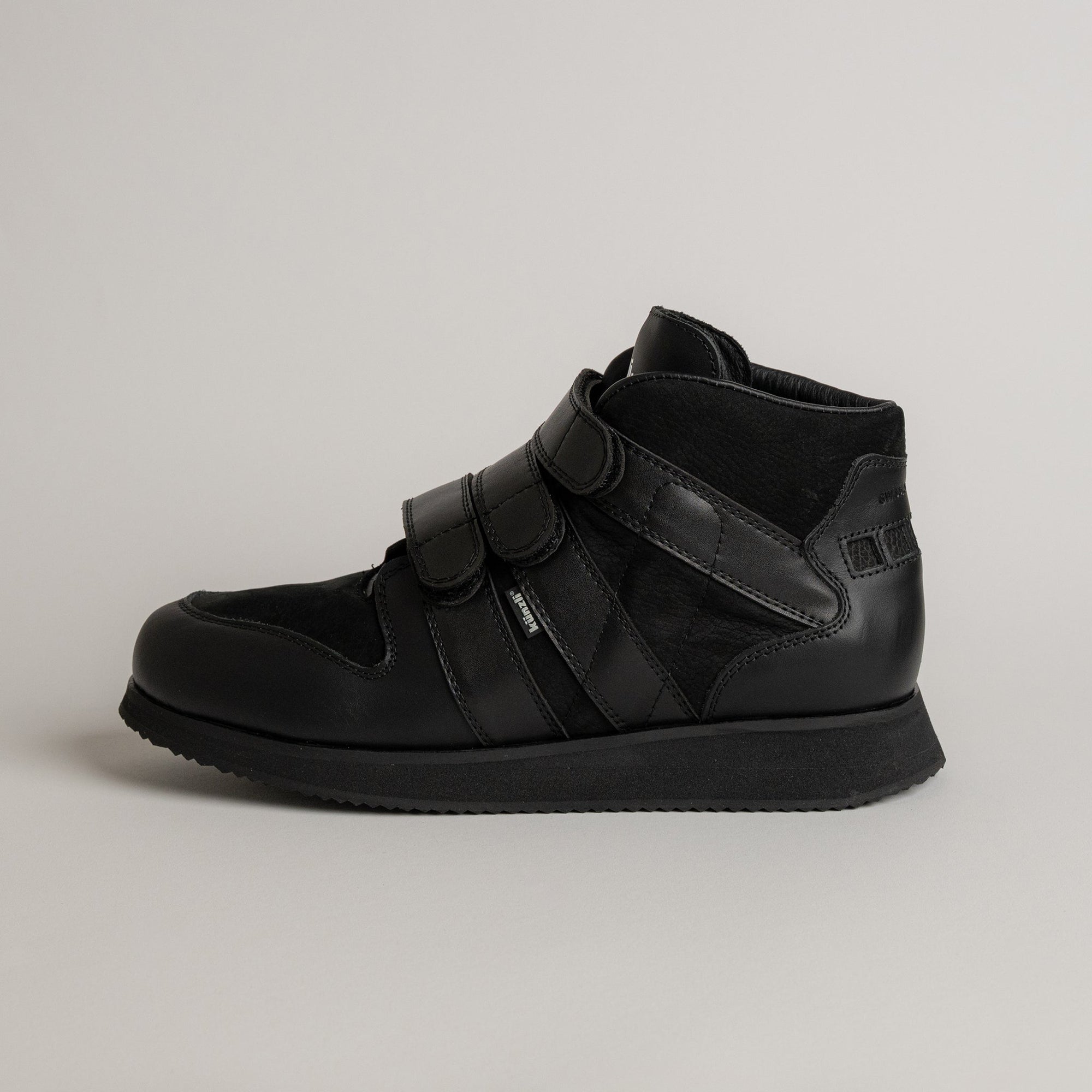 Schwarzer Lederschuh von Kuenzli Schuhe mit Klettverschluss, ideal für Outdoor-Aktivitäten.