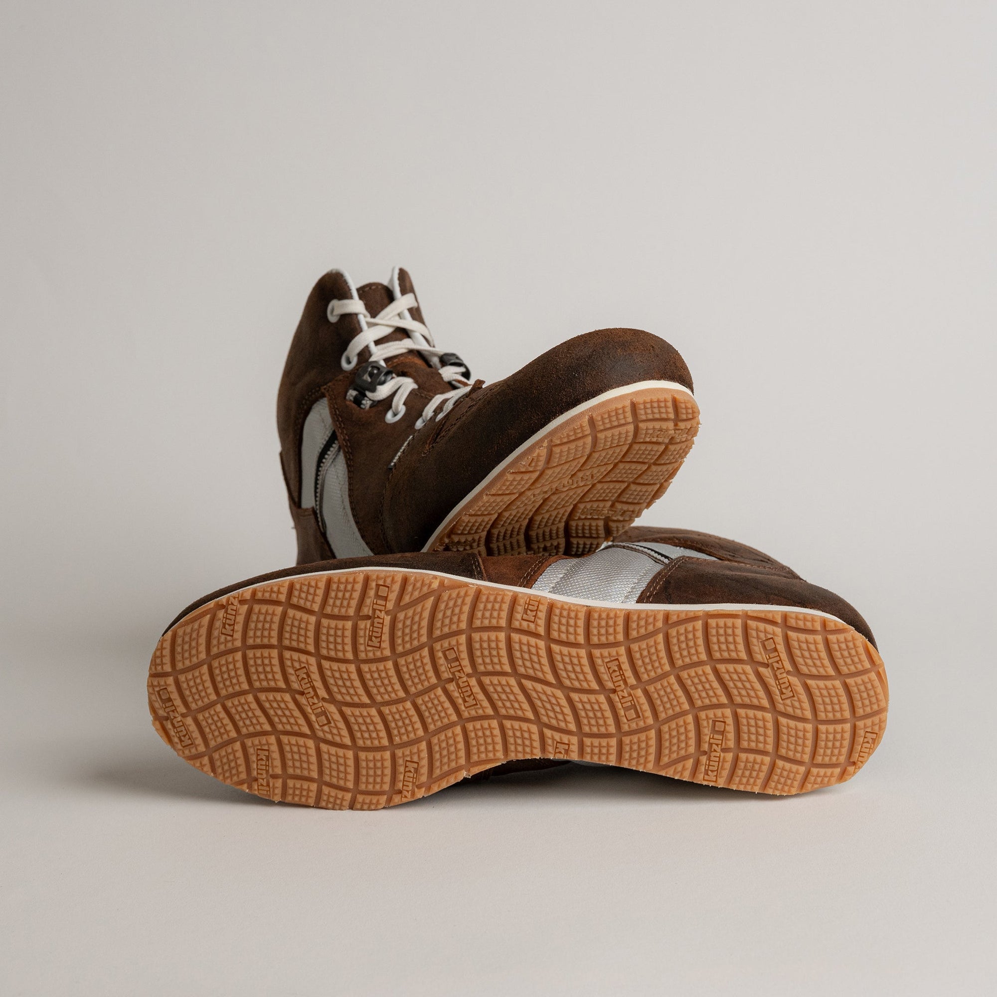Braune Kuenzli Schuhe aus Leder mit heller Sohle, ideal für Outdoor-Aktivitäten.