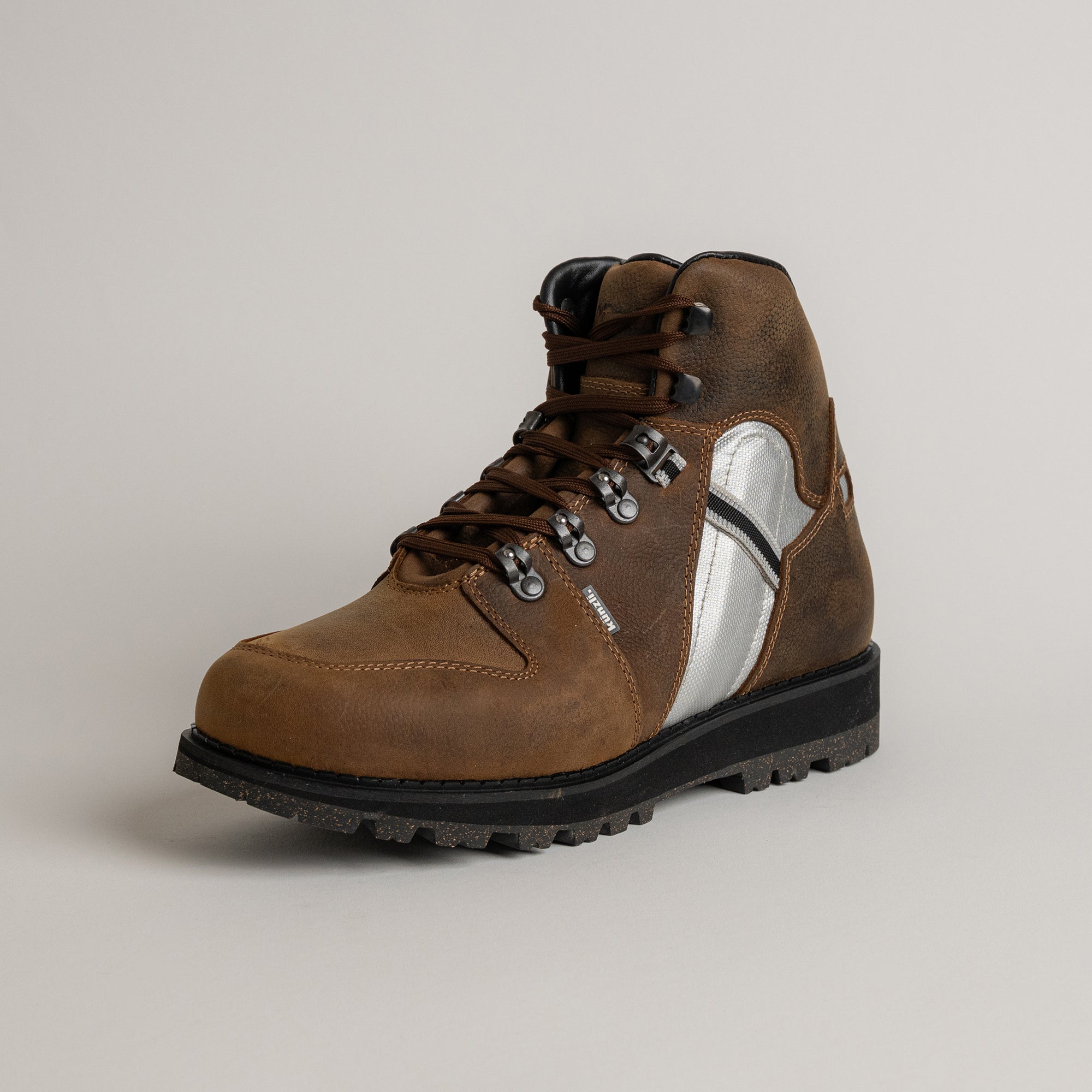 Brauner Lederstiefel von Kuenzli Schuhe mit robustem Profil für Outdoor-Aktivitäten.
