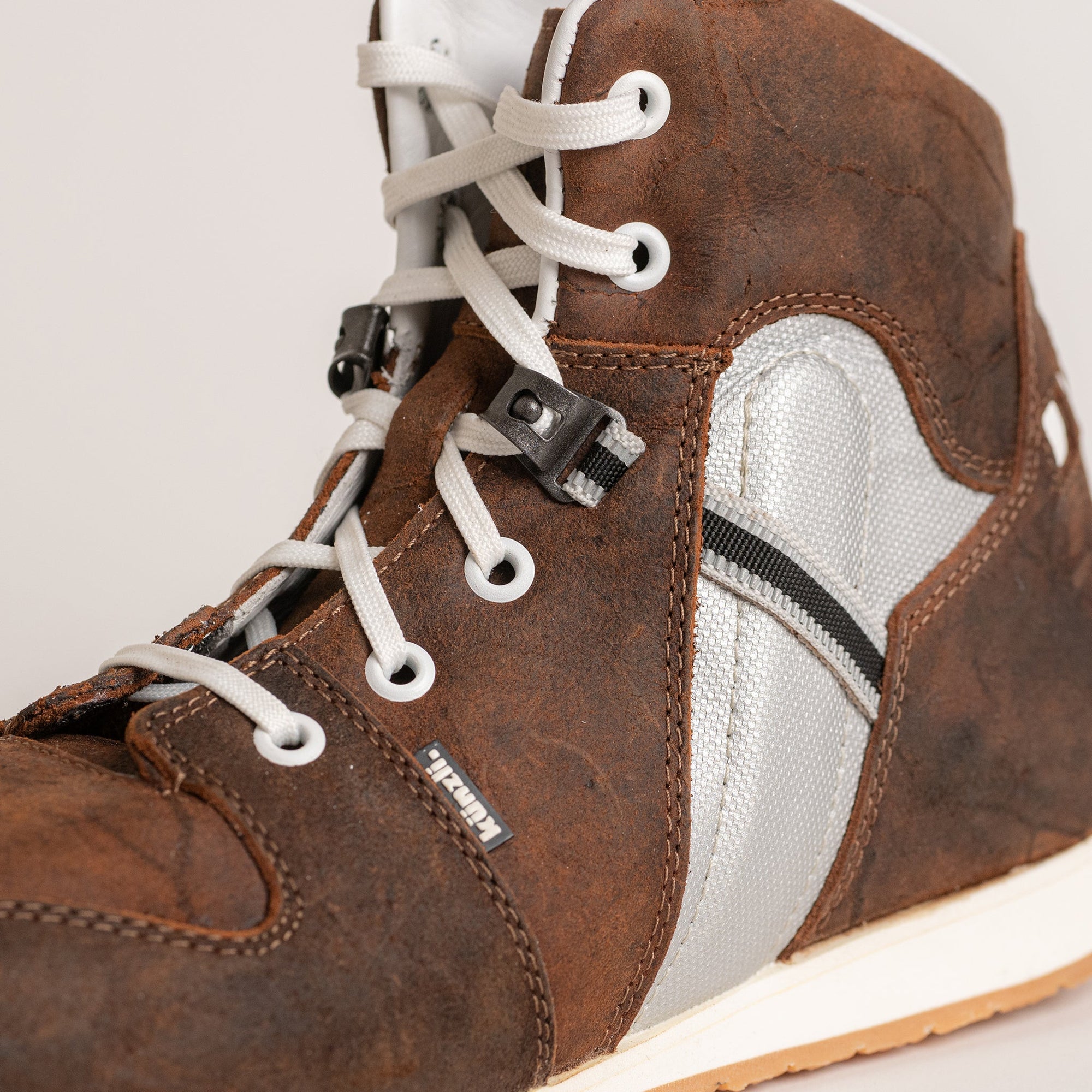 Brauner Kuenzli Schuhe Stiefel aus Leder mit weißen Schnürsenkeln und robustem Design.