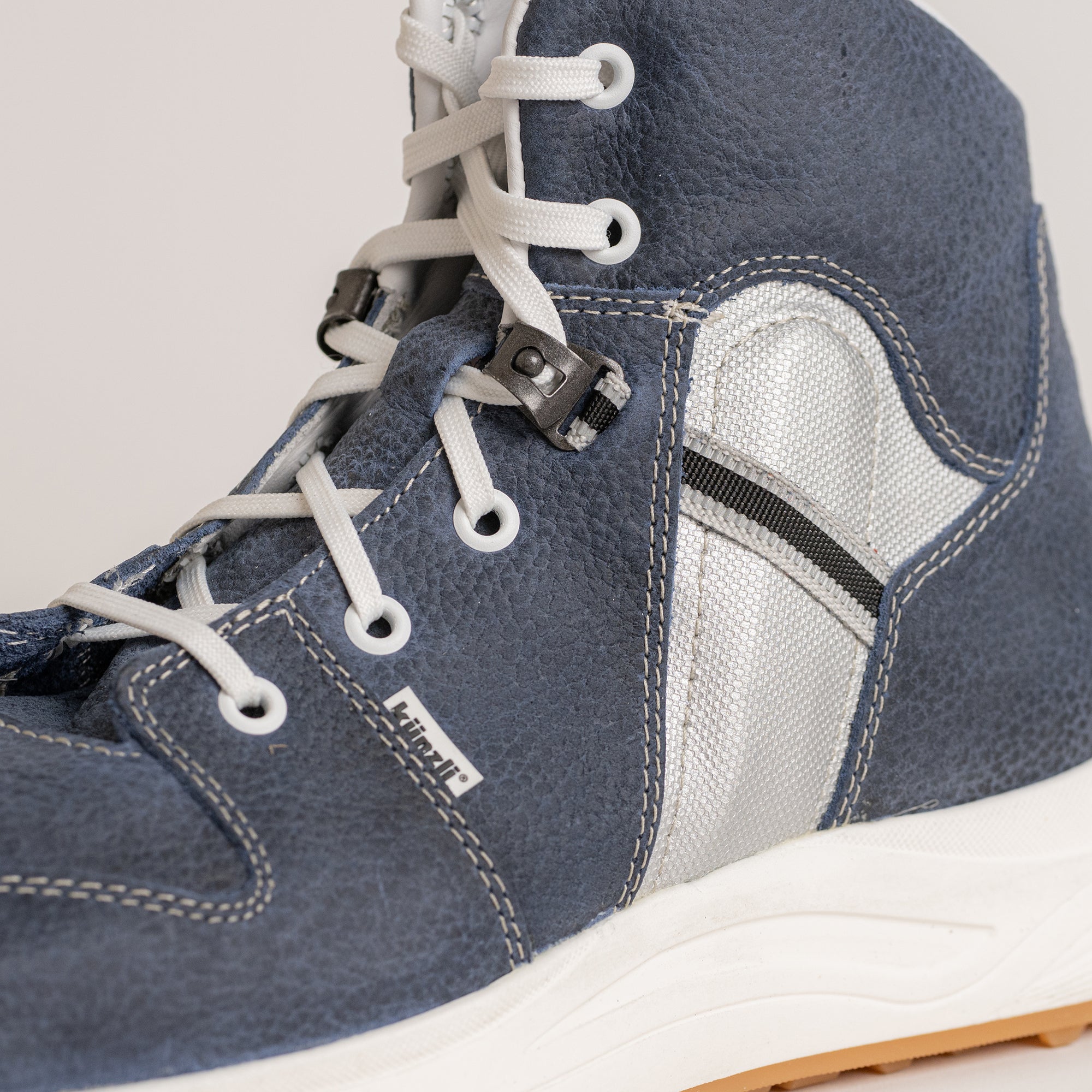 Blauer Kuenzli Schuh aus Leder mit weißen Schnürsenkeln und markantem Design.
