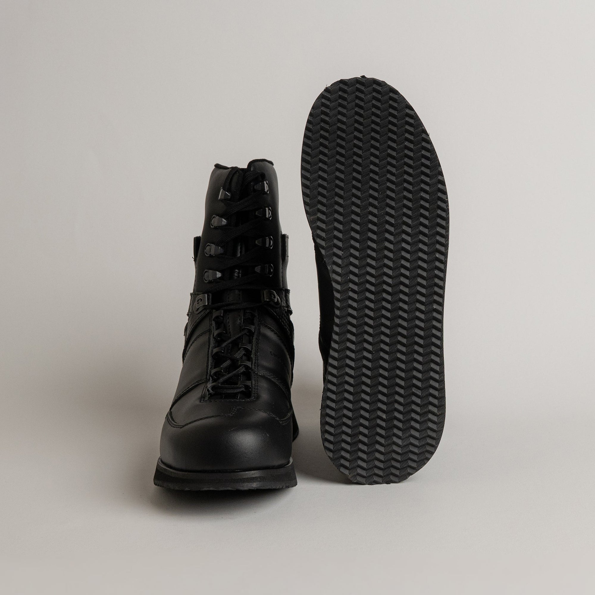 Schwarzer Kuenzli Schuh mit robuster Sohle, ideal für Outdoor-Aktivitäten und Waldtraining.