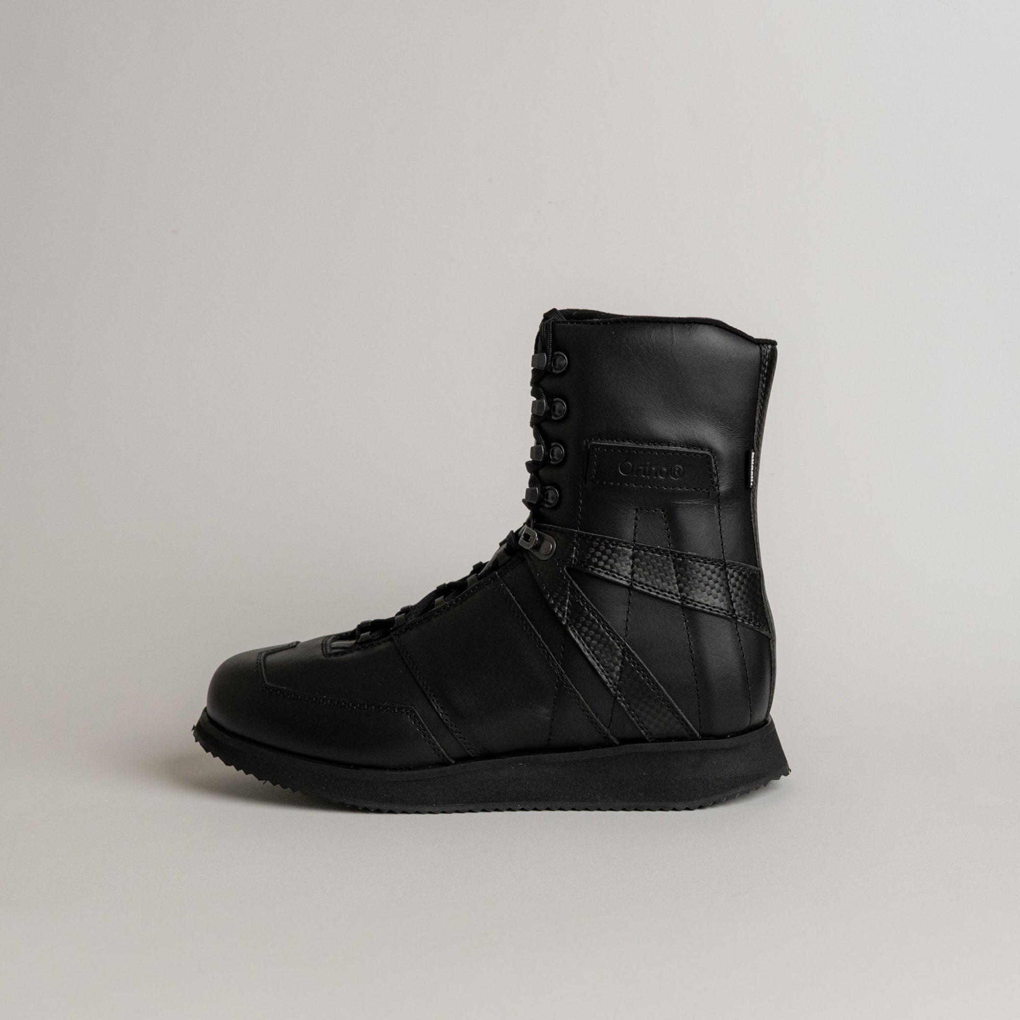 Schwarzer Lederstiefel von Kuenzli Schuhe, seitlich abgebildet auf neutralem Hintergrund.