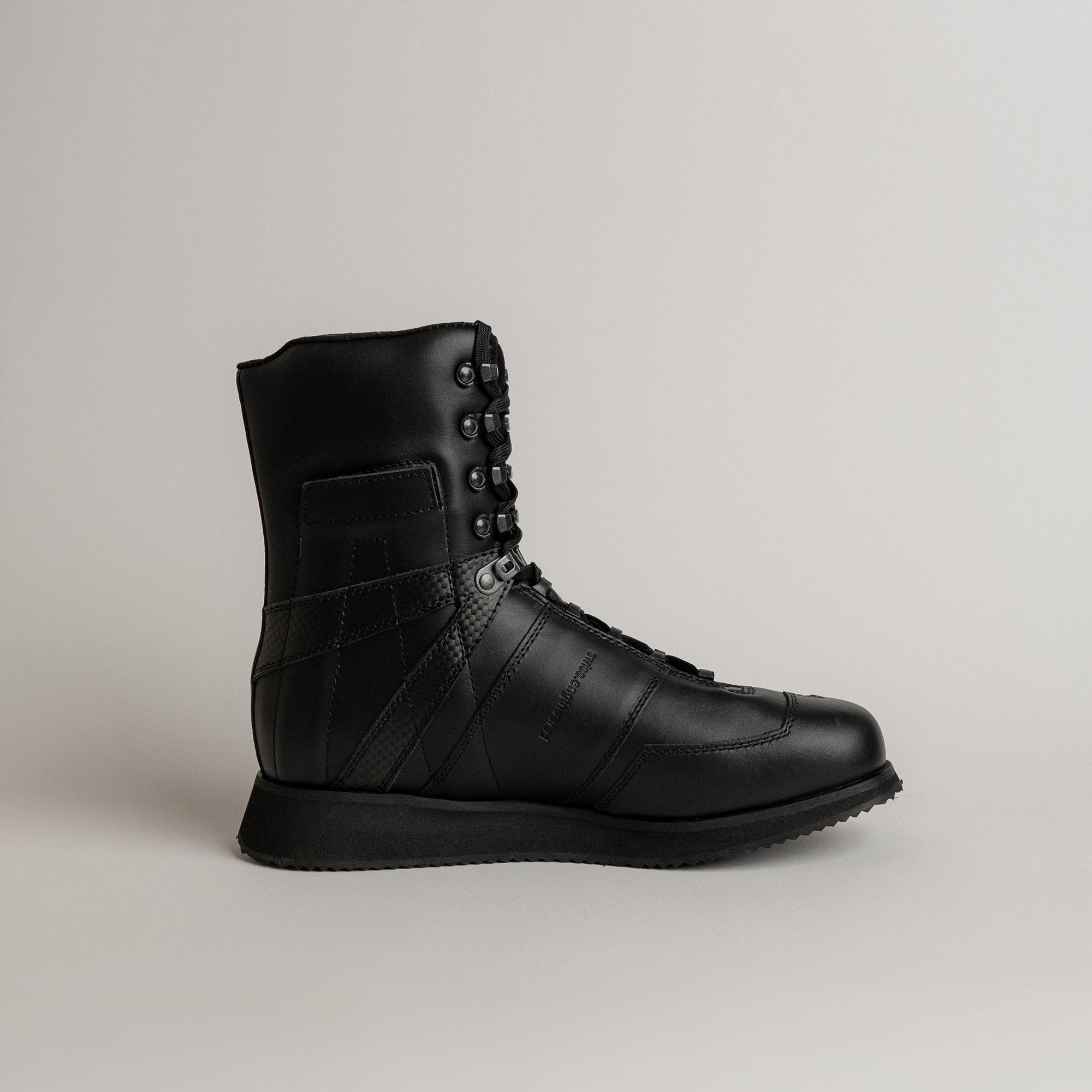 Schwarzer Lederstiefel von Kuenzli Schuhe, ideal für Outdoor-Aktivitäten und Waldtraining.