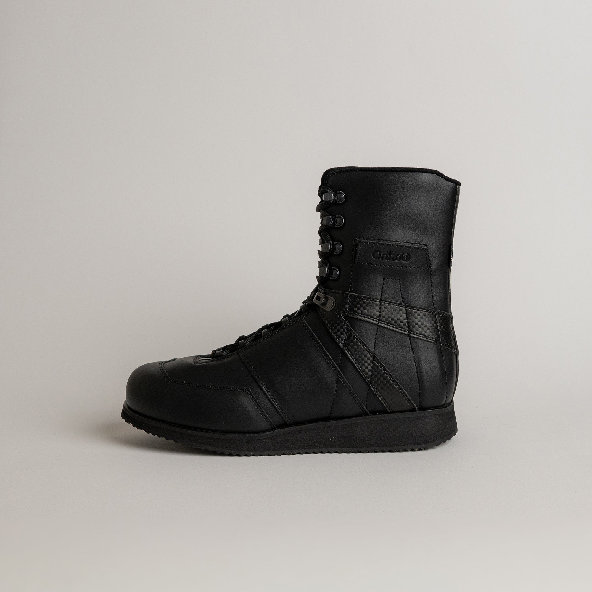 Schwarzer Lederstiefel von Kuenzli Schuhe, seitlich fotografiert, auf hellem Hintergrund.