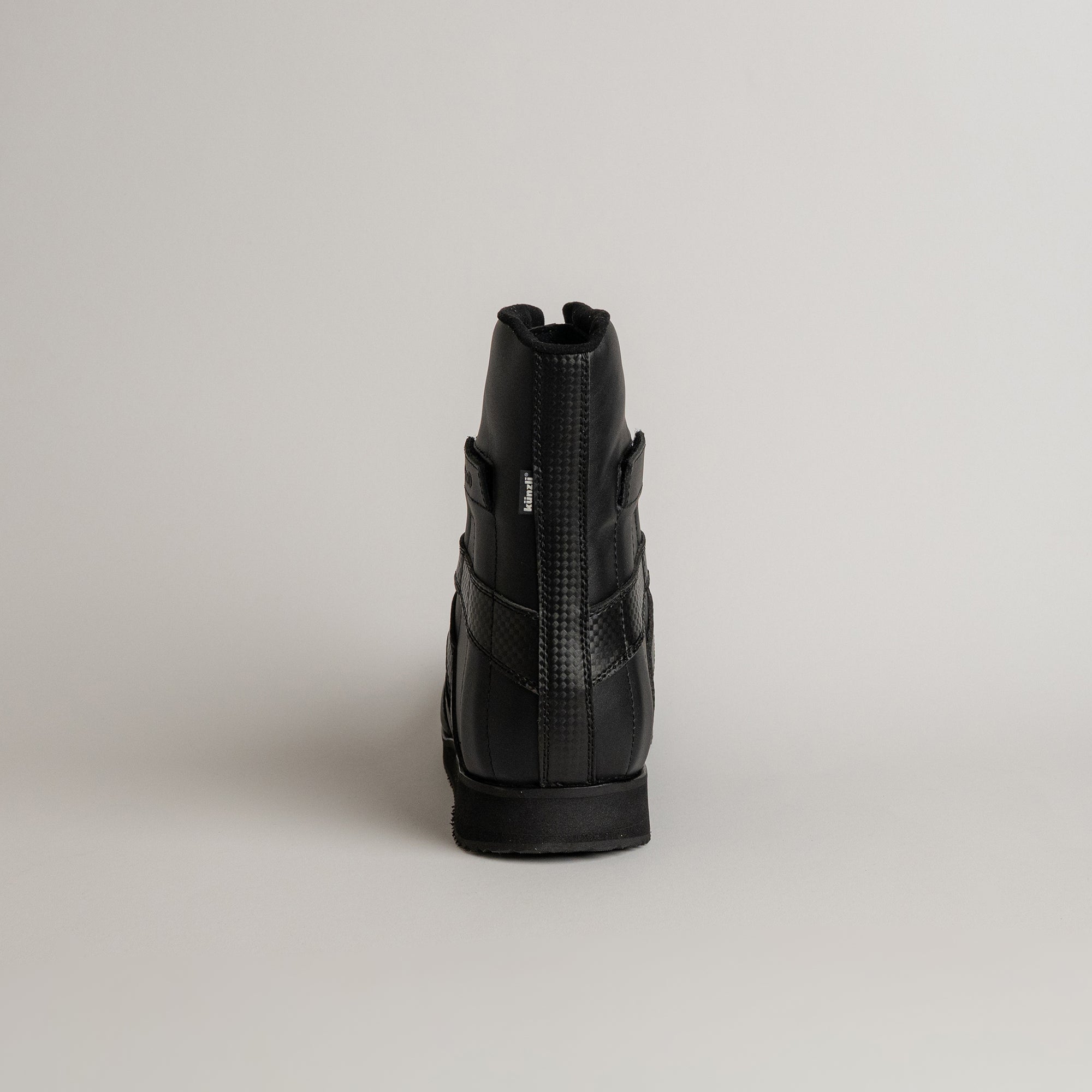Schwarzer Kuenzli Schuh aus Leder, Rückansicht, auf hellem Hintergrund fotografiert.