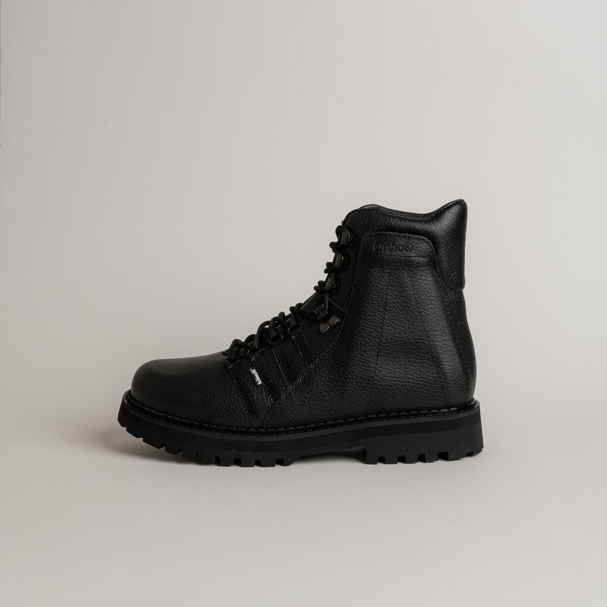 Schwarzer Lederstiefel von Kuenzli Schuhe mit robuster Sohle auf neutralem Hintergrund.