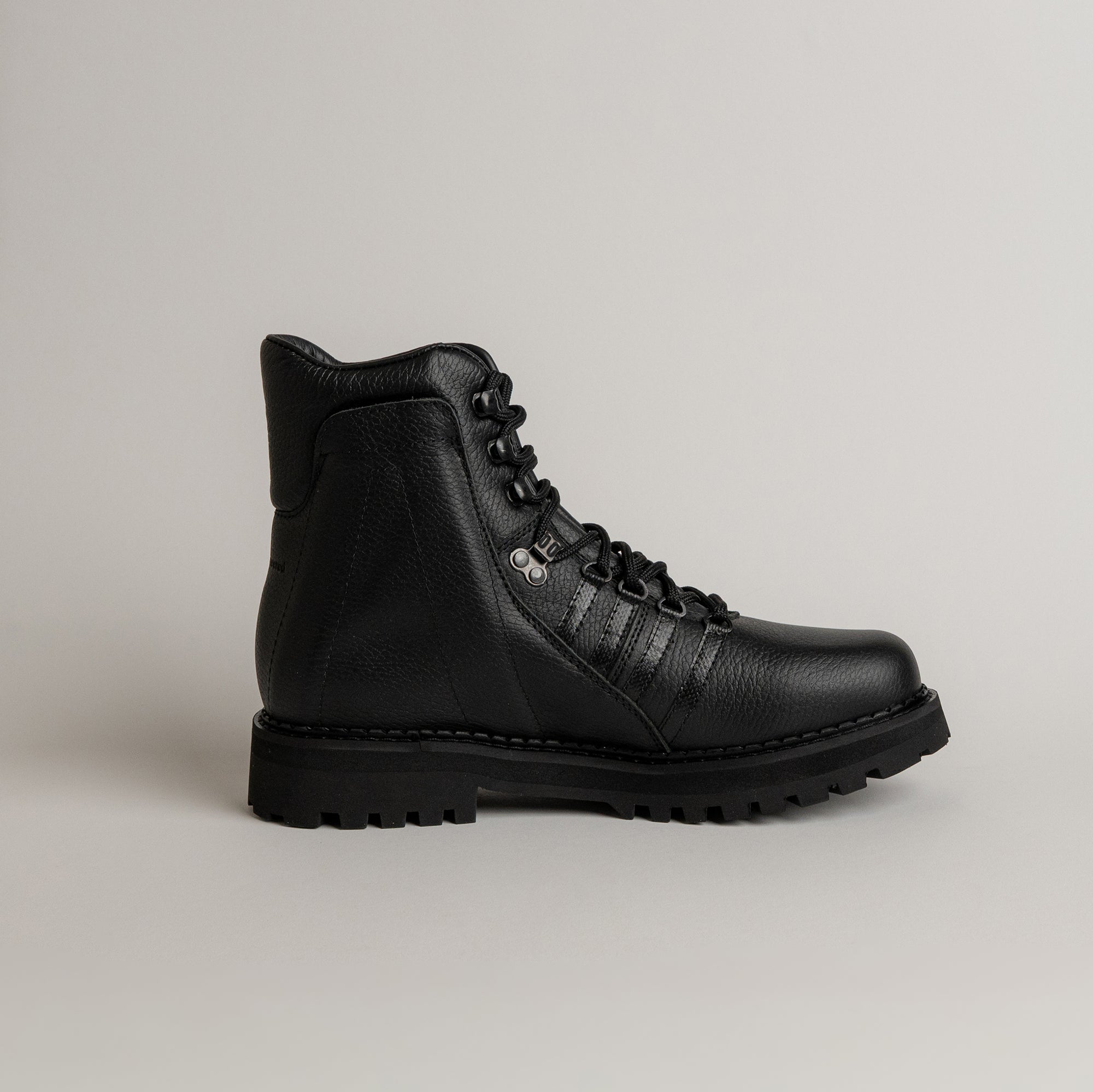 Schwarzer Lederstiefel von Kuenzli Schuhe mit robuster Sohle, ideal für Outdoor-Aktivitäten.
