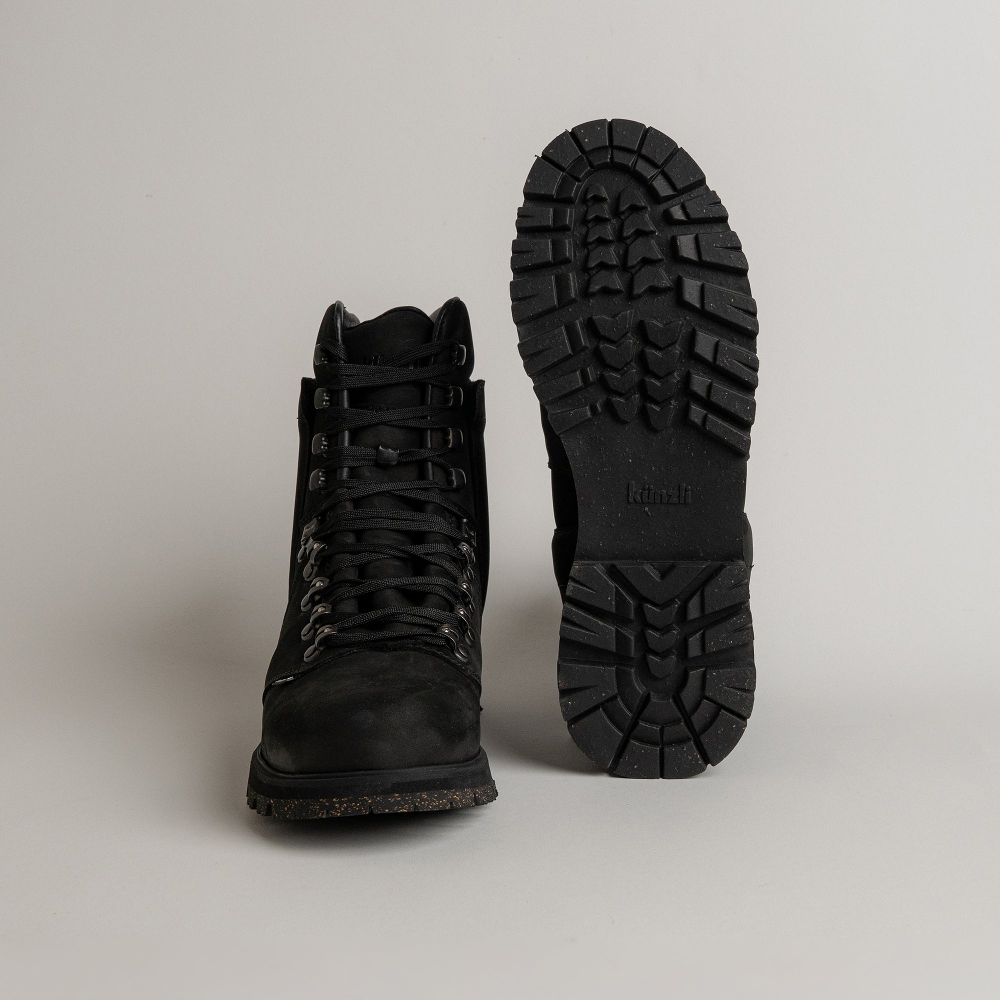 Schwarze Kuenzli Schuhe mit robustem Profil, ideal für Outdoor-Aktivitäten und Waldtraining.