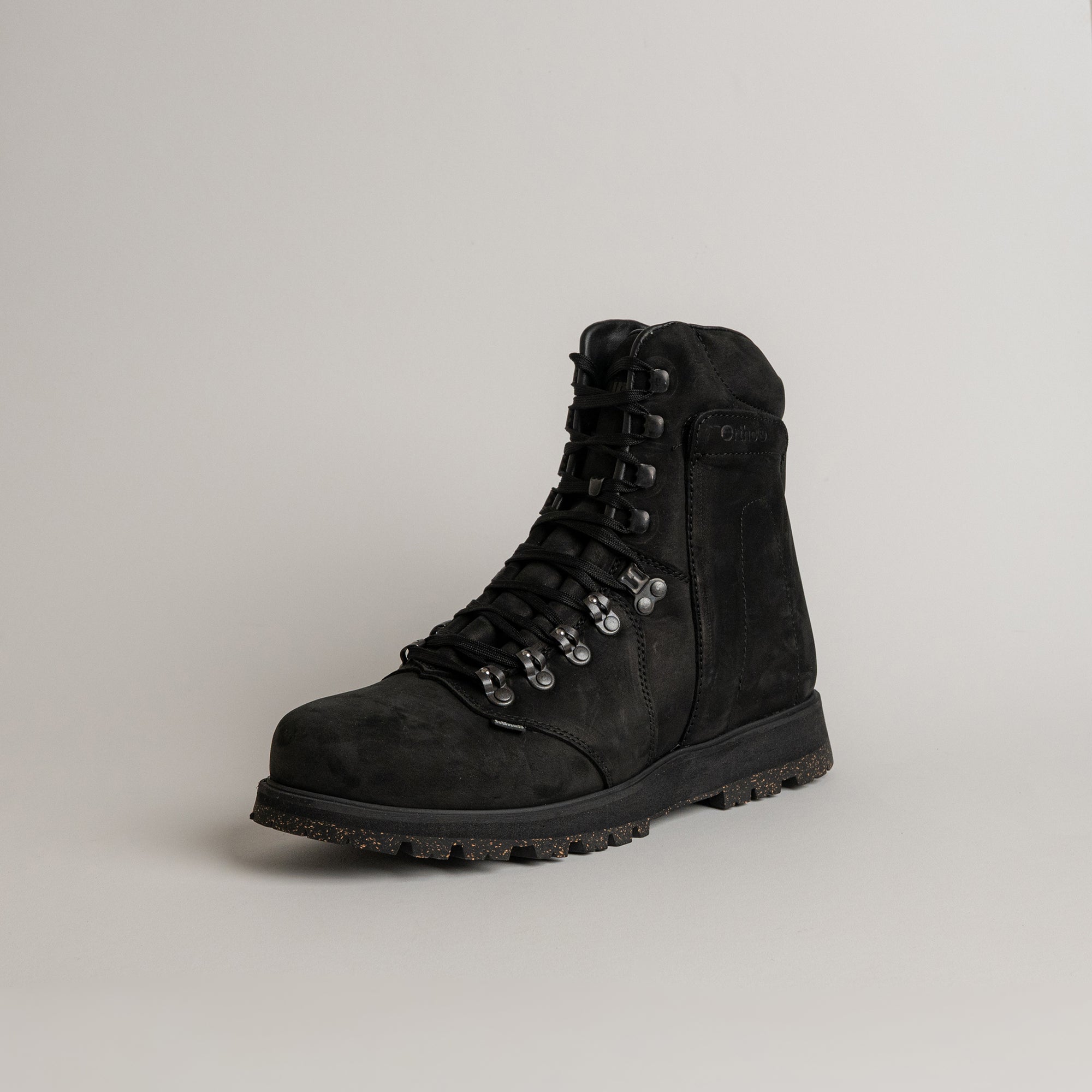Schwarzer Lederstiefel von Kuenzli Schuhe mit robuster Sohle auf hellem Hintergrund.