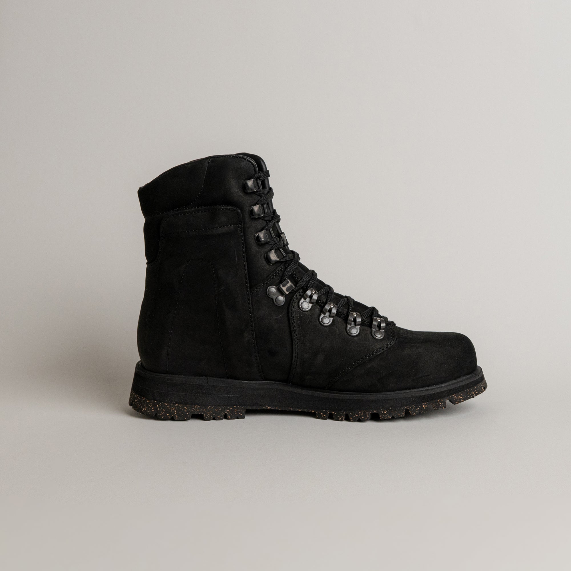 Schwarzer Lederstiefel von Kuenzli Schuhe mit robusten Schnürsenkeln und Profilsohle.