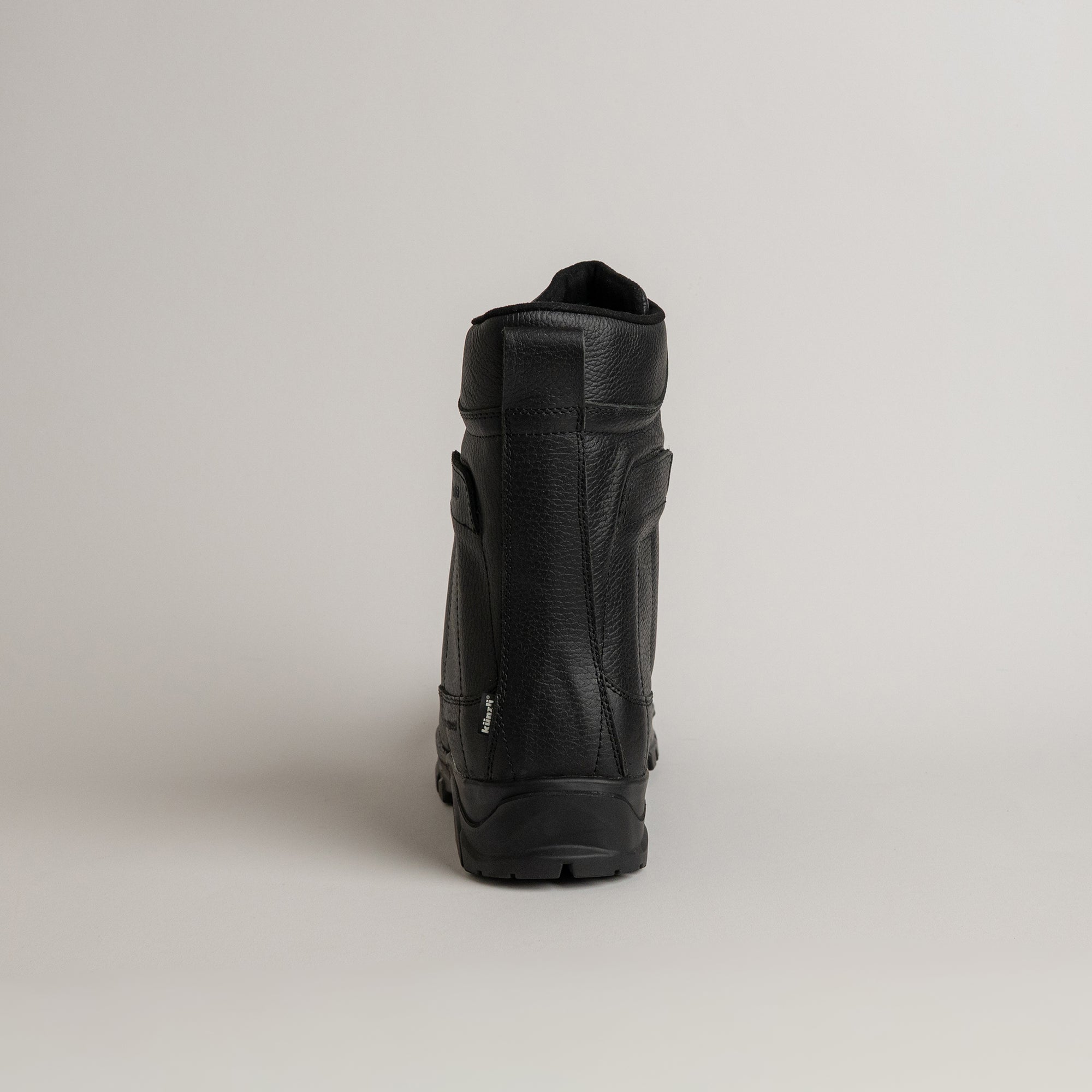 Schwarzer Lederstiefel von Kuenzli Schuhe, robustes Design, ideal für Outdoor-Aktivitäten.