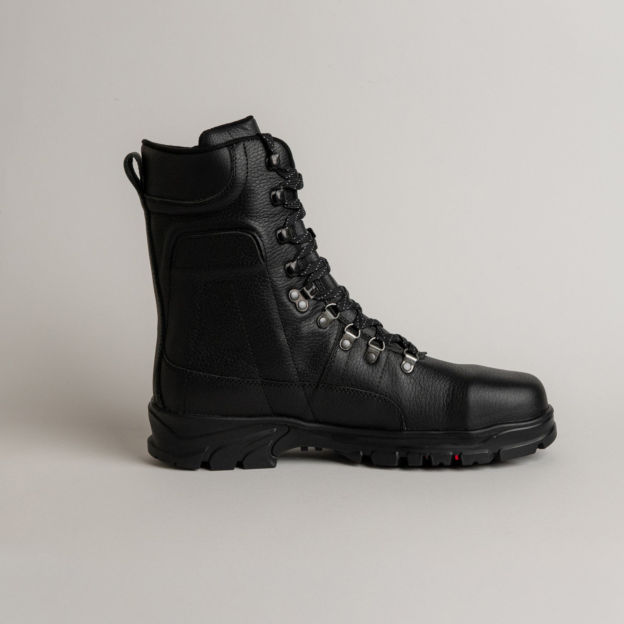 Schwarzer Lederstiefel von Kuenzli Schuhe mit robuster Sohle, ideal für Outdoor-Aktivitäten.