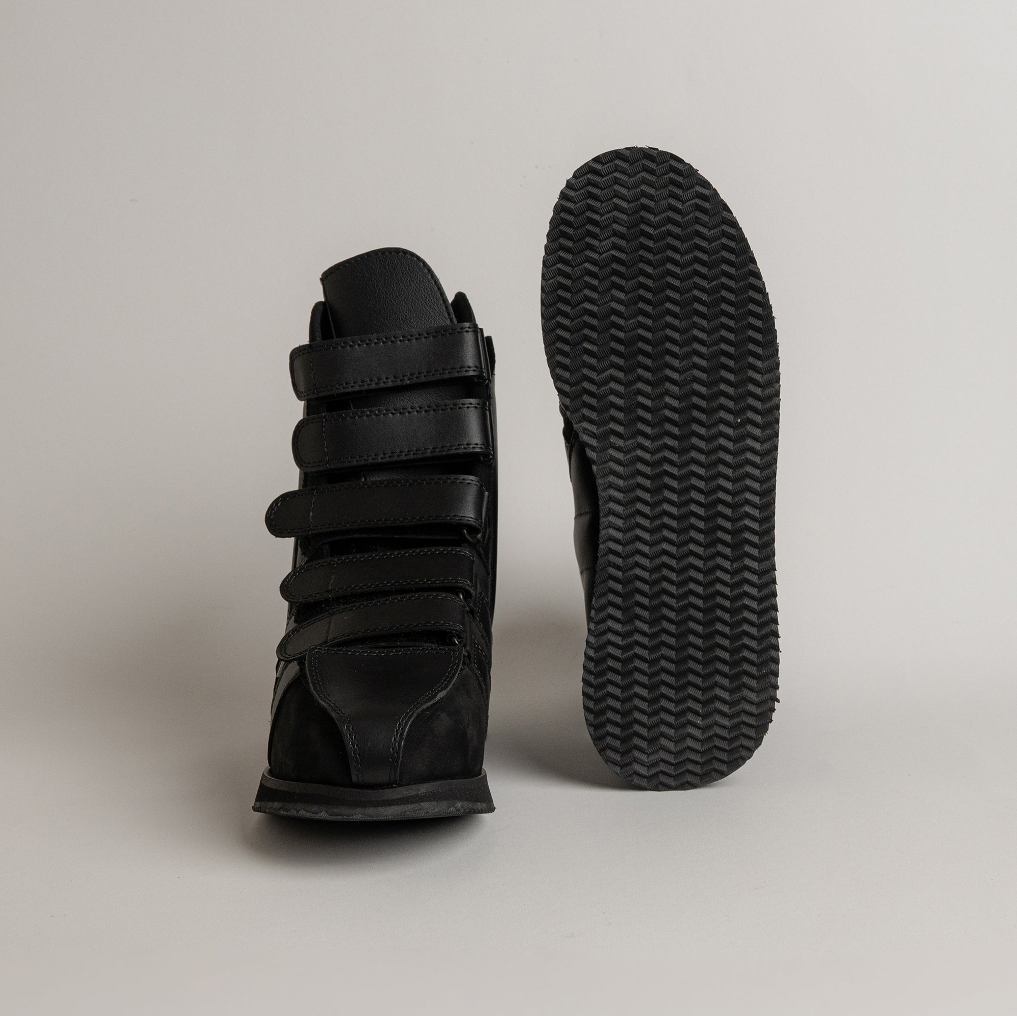 Schwarzer Kuenzli Schuh mit Klettverschluss und rutschfester Sohle, ideal für Outdoor-Aktivitäten.