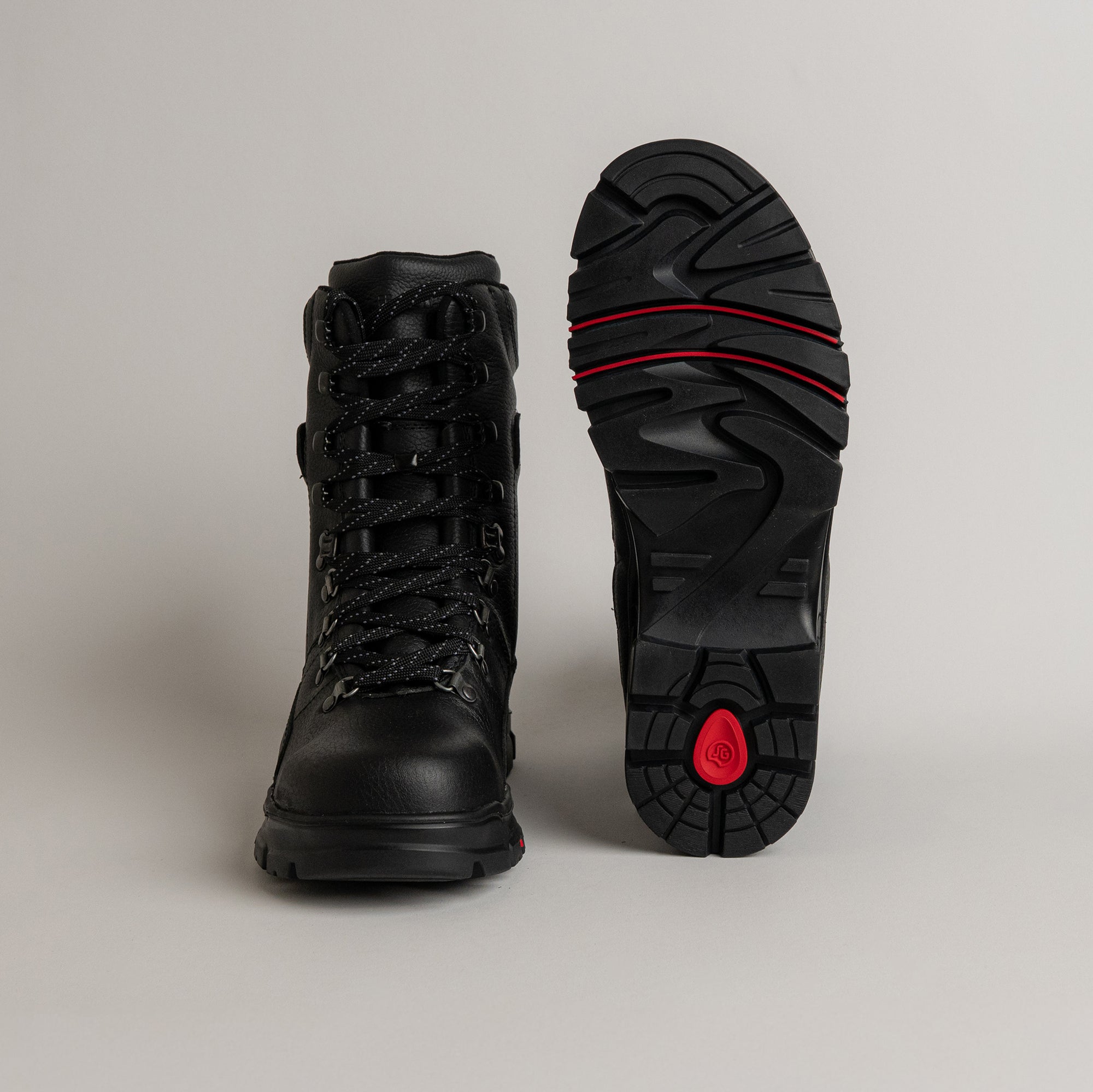Schwarze Wanderschuhe von Kuenzli Schuhe mit robuster Sohle und roten Akzenten.