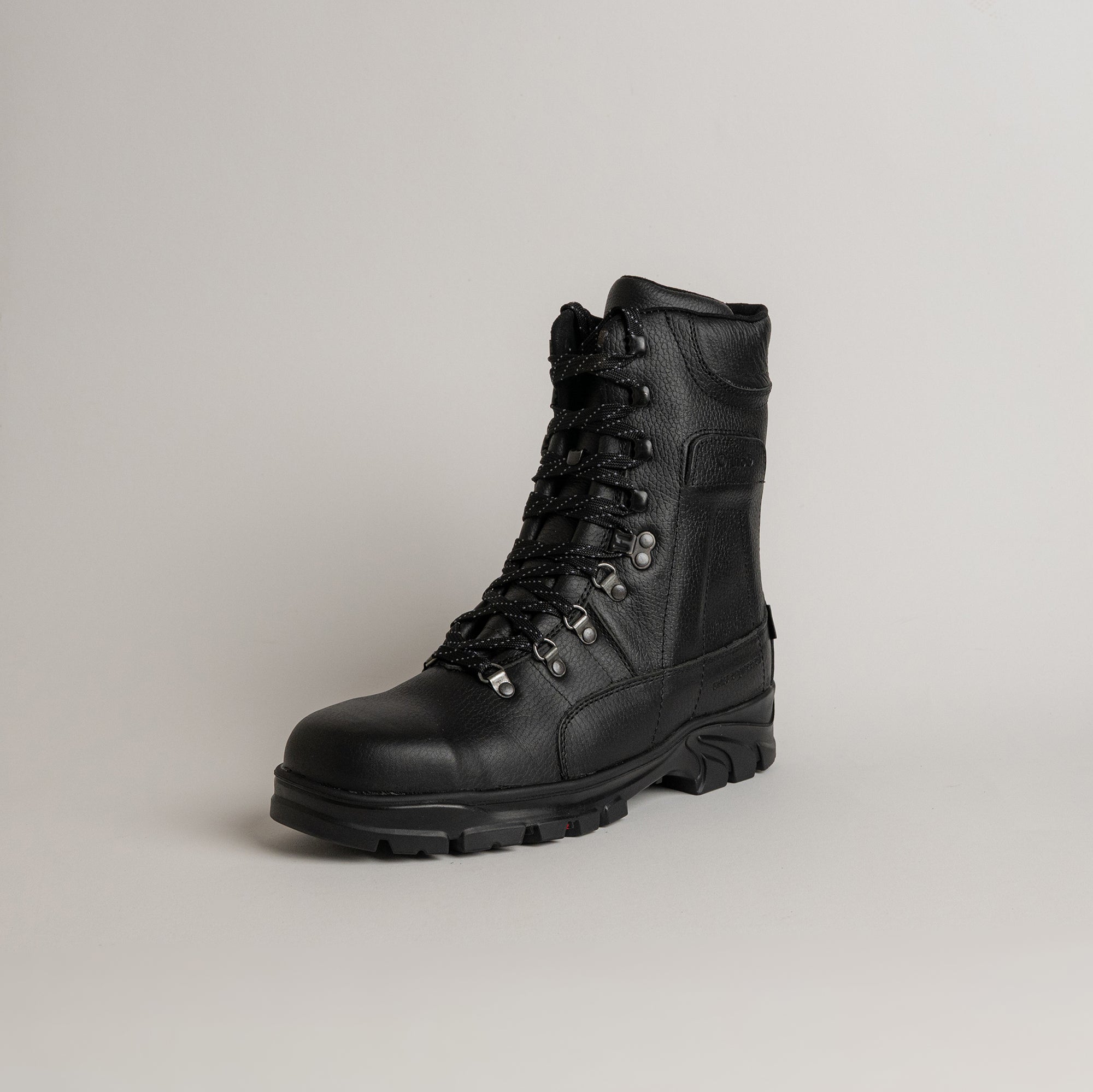 Schwarzer Lederstiefel von Kuenzli Schuhe mit robuster Sohle, ideal für Outdoor-Aktivitäten.