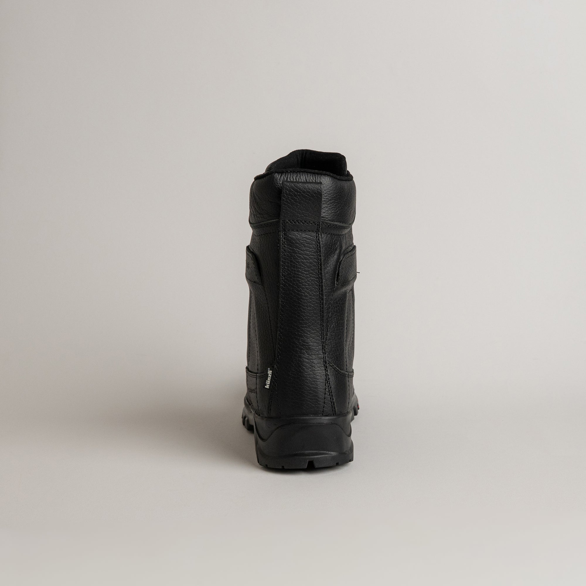 Schwarzer Lederstiefel von Kuenzli Schuhe, seitlich fotografiert auf neutralem Hintergrund.