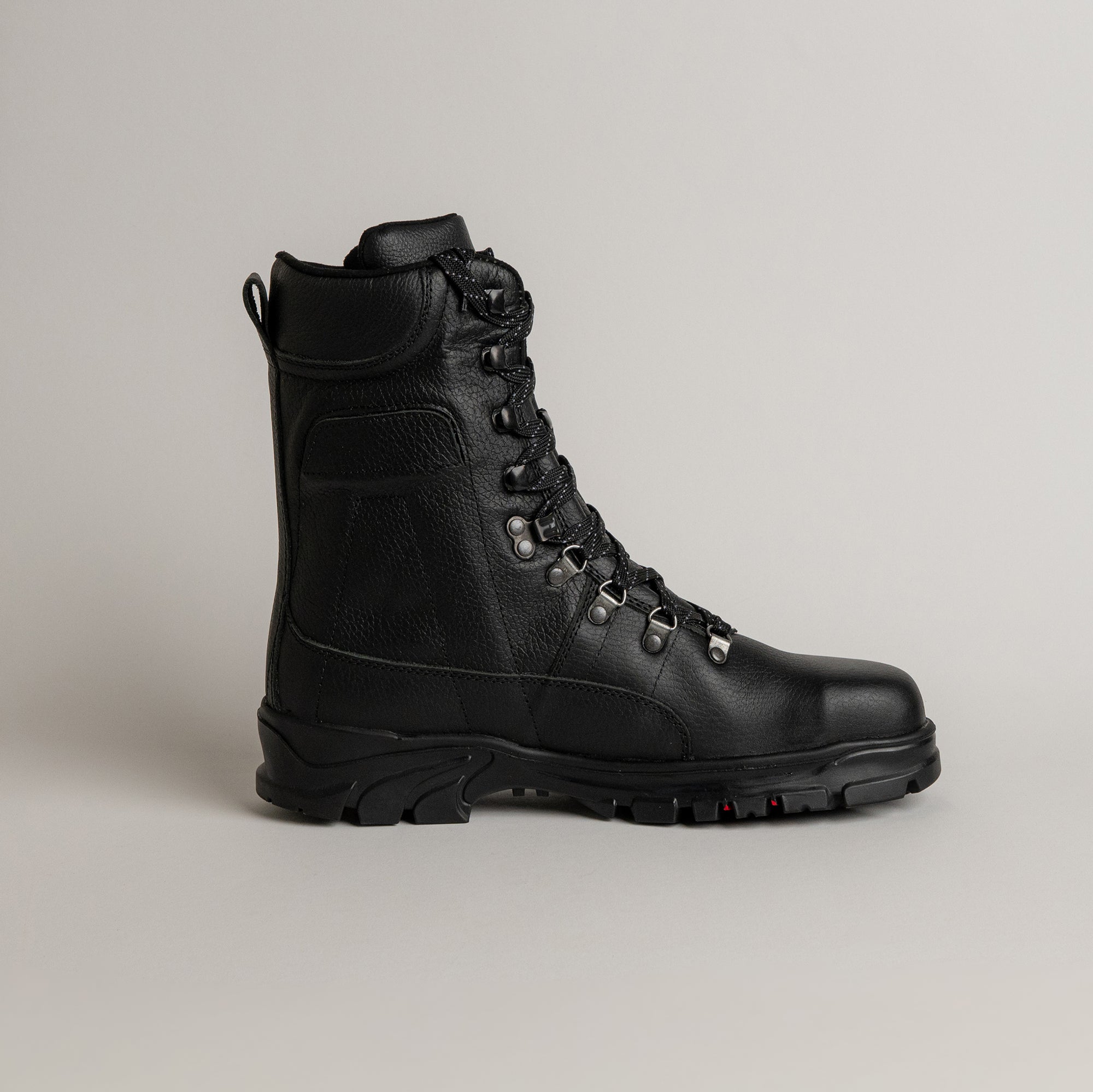 Schwarzer Lederstiefel von Kuenzli Schuhe mit robuster Sohle auf neutralem Hintergrund.
