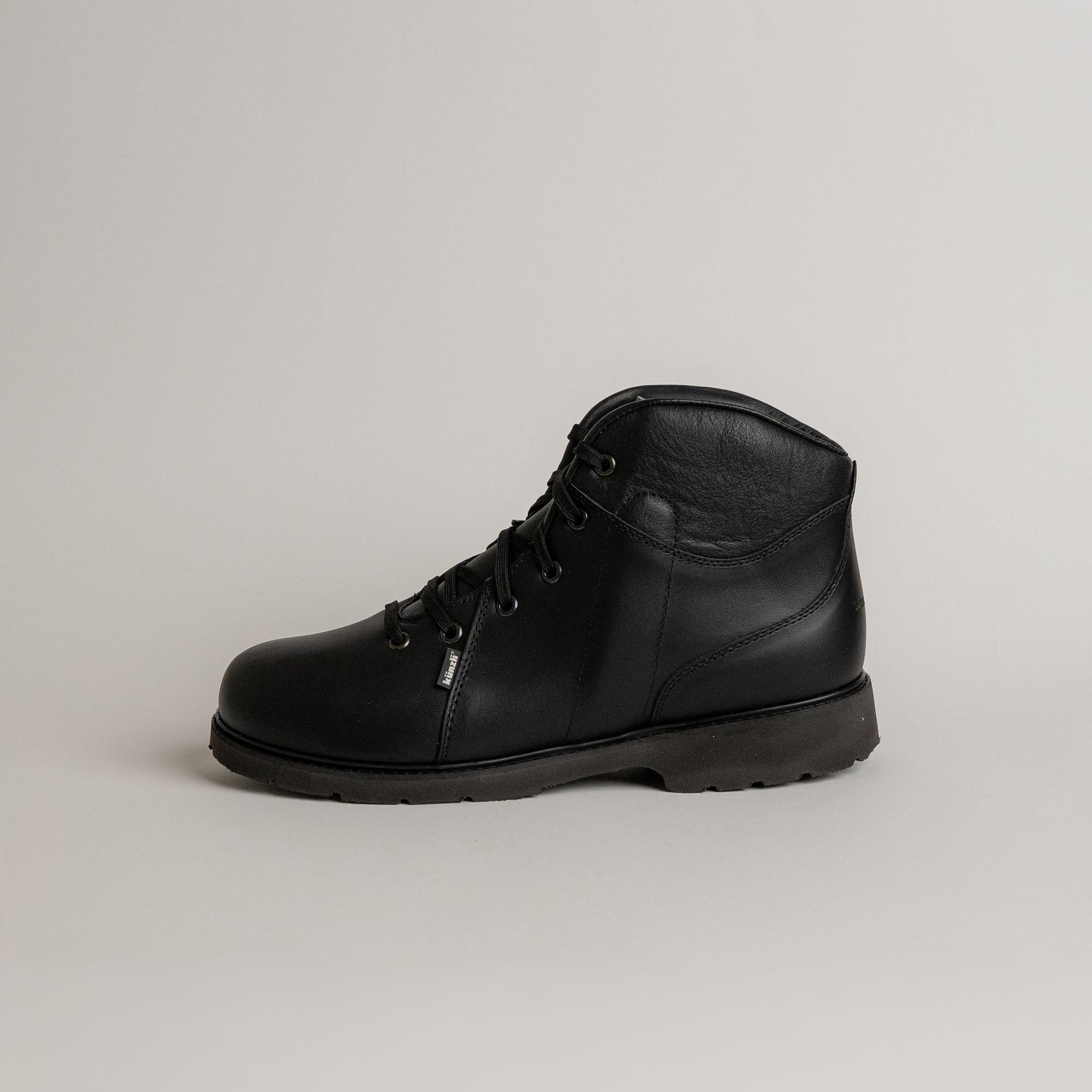 Schwarzer Lederschuh von Kuenzli Schuhe, ideal für Outdoor-Aktivitäten und robusten Einsatz.