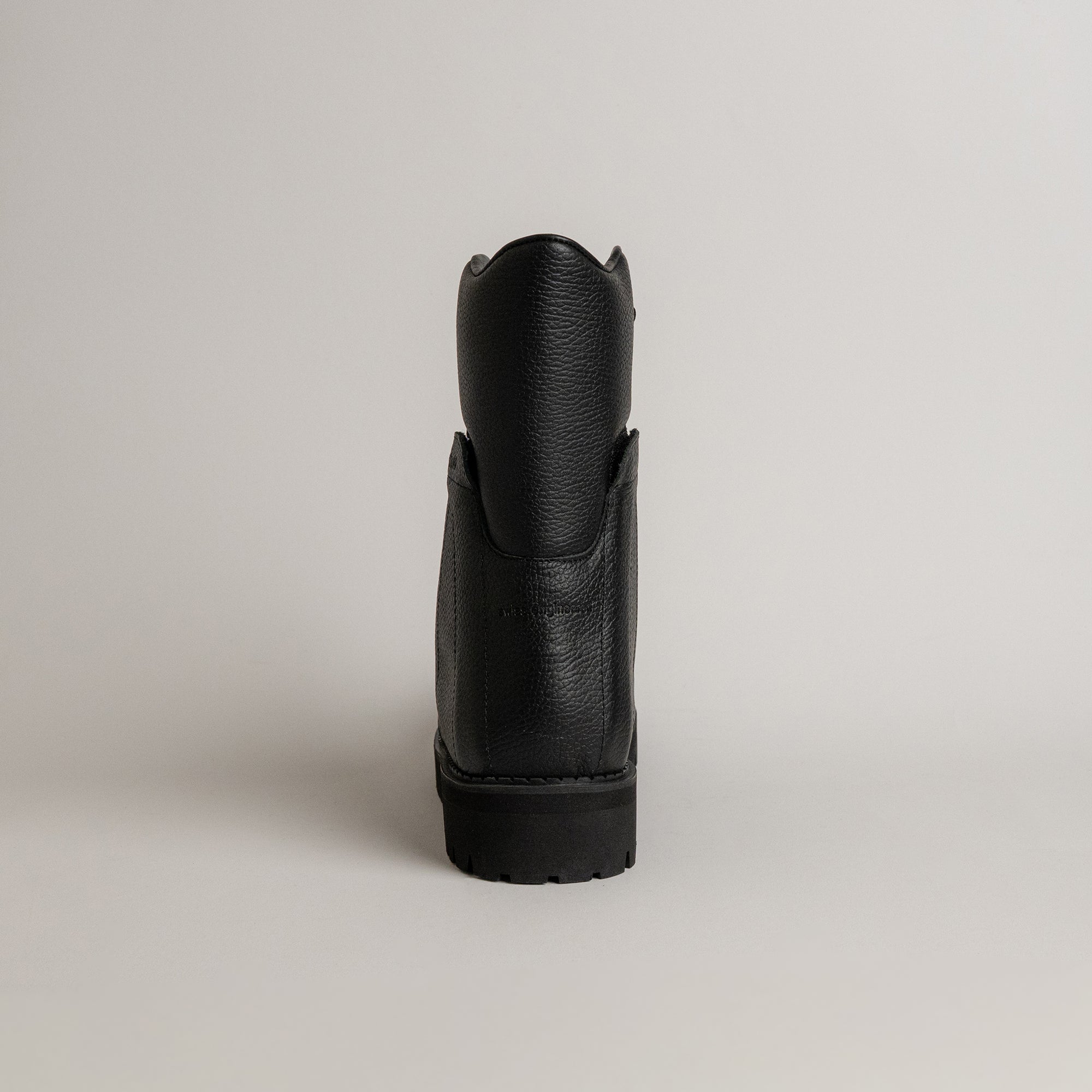 Schwarzer Lederstiefel von Kuenzli Schuhe, Rückansicht auf hellem Hintergrund.