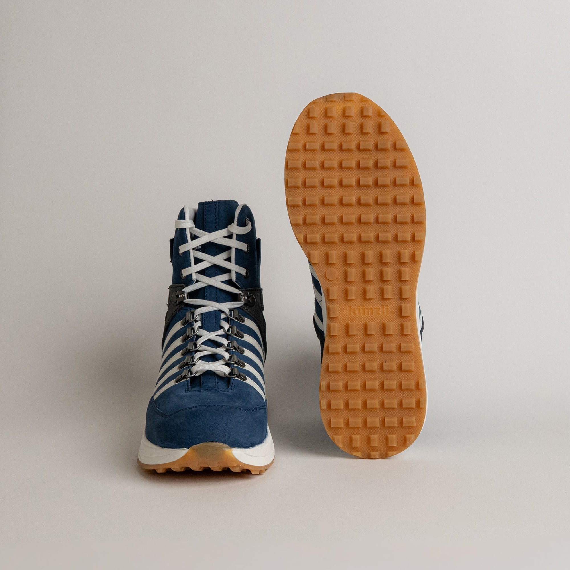 Blauer Kuenzli Schuhe Wanderschuh mit weißer Sohle und robustem Profil.