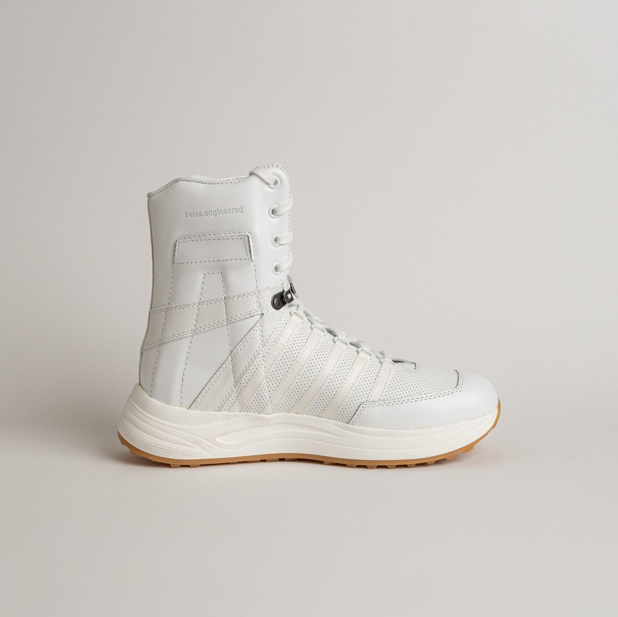 Weißer Lederstiefel von Kuenzli Schuhe mit sportlichem Design und robuster Sohle.