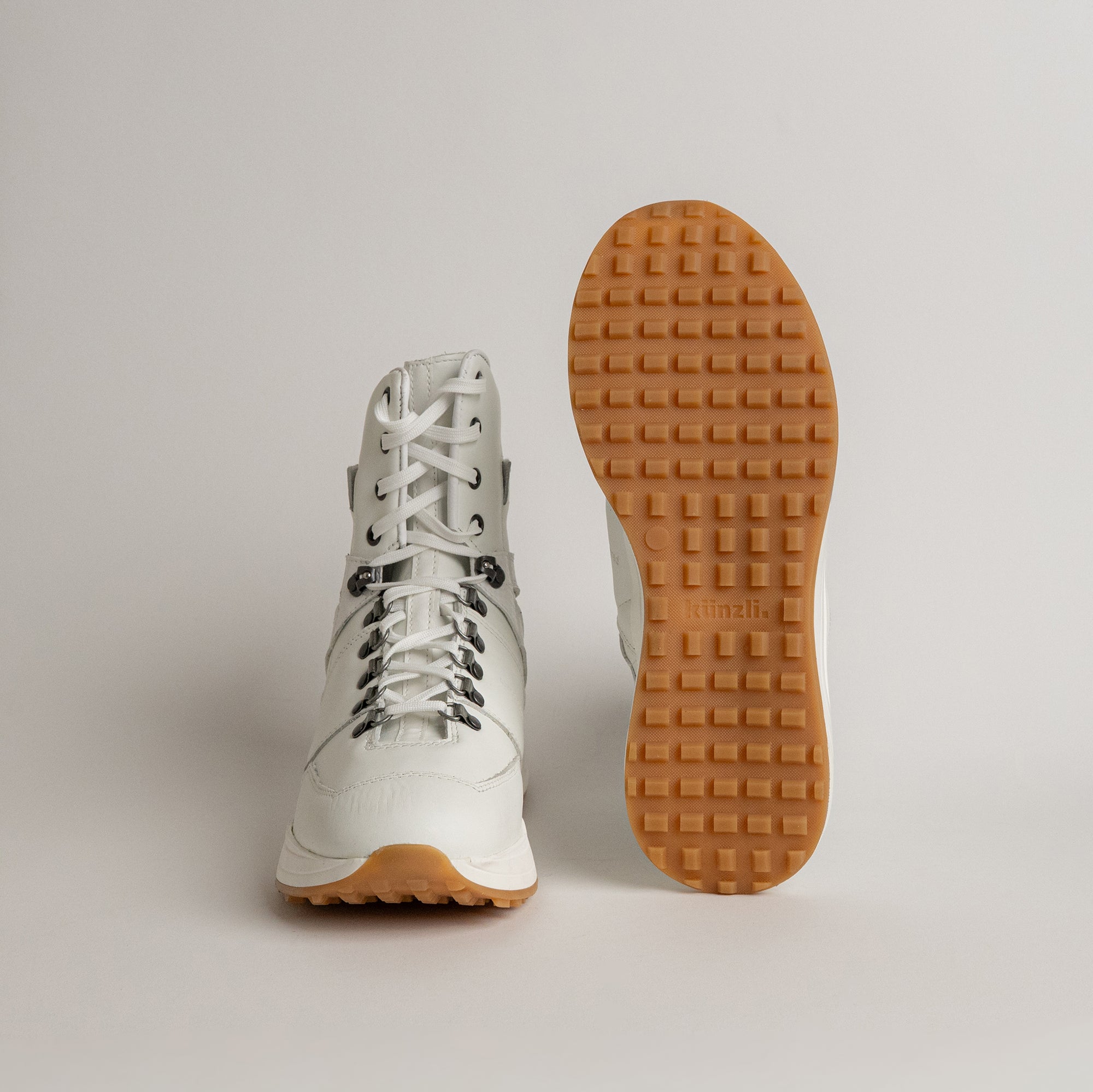 Weiße Kuenzli Schuhe mit robuster Sohle, ideal für Outdoor-Aktivitäten und Waldtraining.