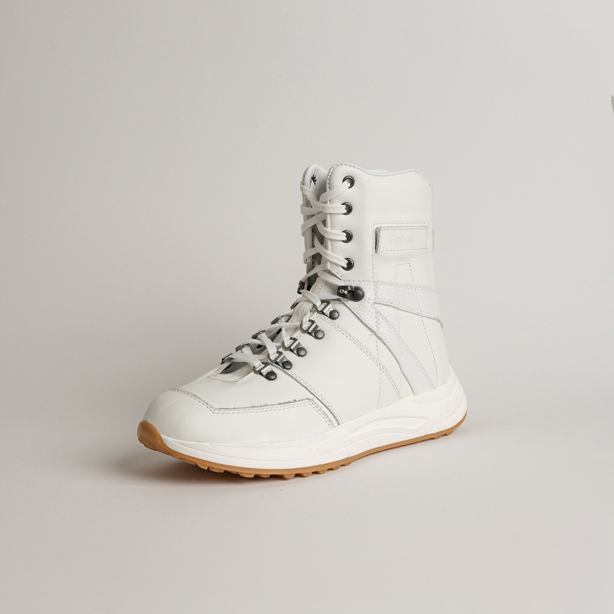Weißer Lederstiefel von Kuenzli Schuhe mit robusten Schnürsenkeln und rutschfester Sohle.
