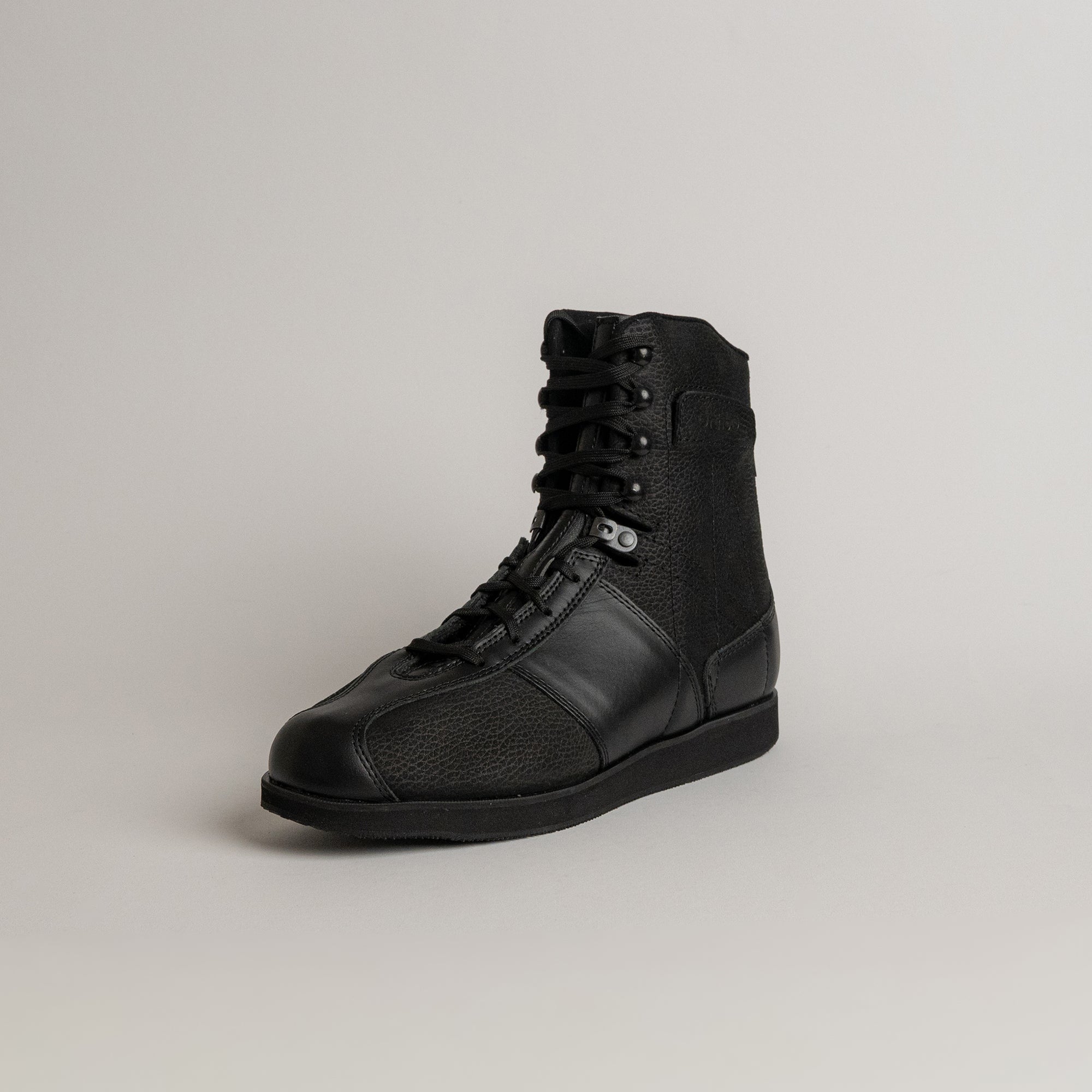 Schwarzer Lederstiefel von Kuenzli Schuhe, ideal für Outdoor-Aktivitäten und Waldtraining.