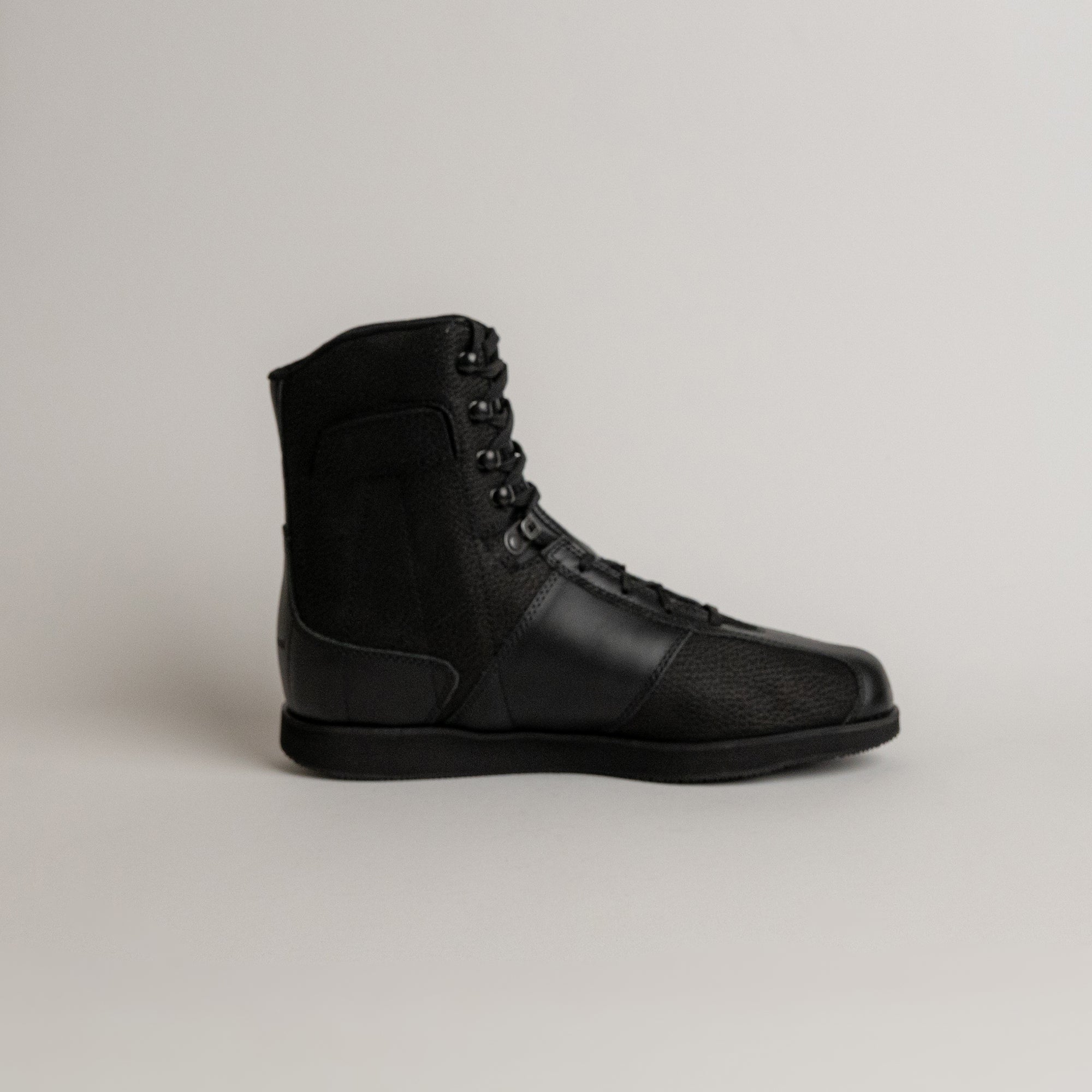 Schwarzer Lederstiefel von Kuenzli Schuhe, seitlich fotografiert, auf neutralem Hintergrund.