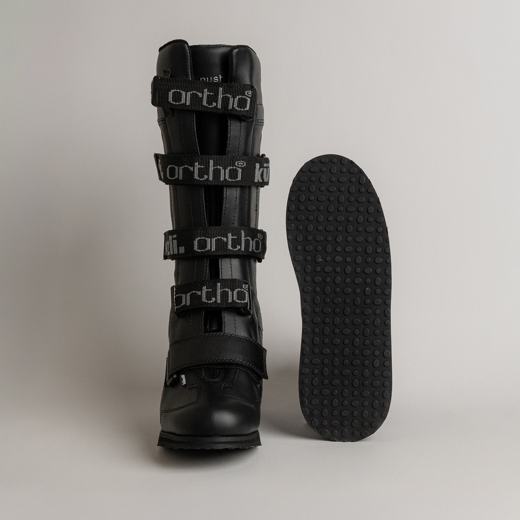 Schwarzer orthopädischer Stiefel von Kuenzli Schuhe mit Klettverschlüssen und abnehmbarer Sohle.