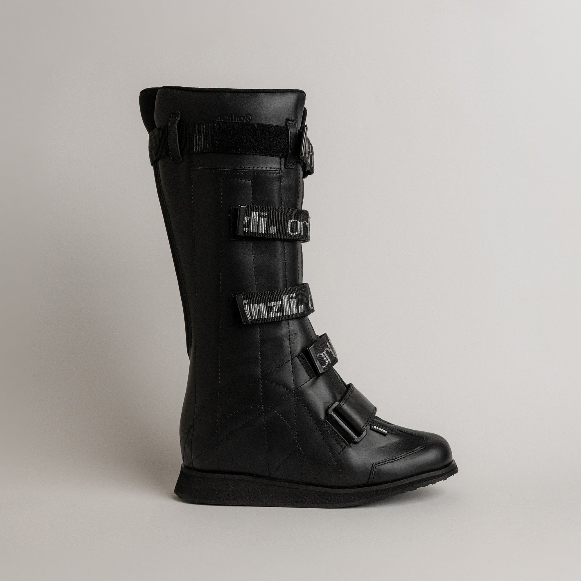 Schwarzer Lederstiefel von Kuenzli Schuhe mit Klettverschlüssen, ideal für Outdoor-Aktivitäten.