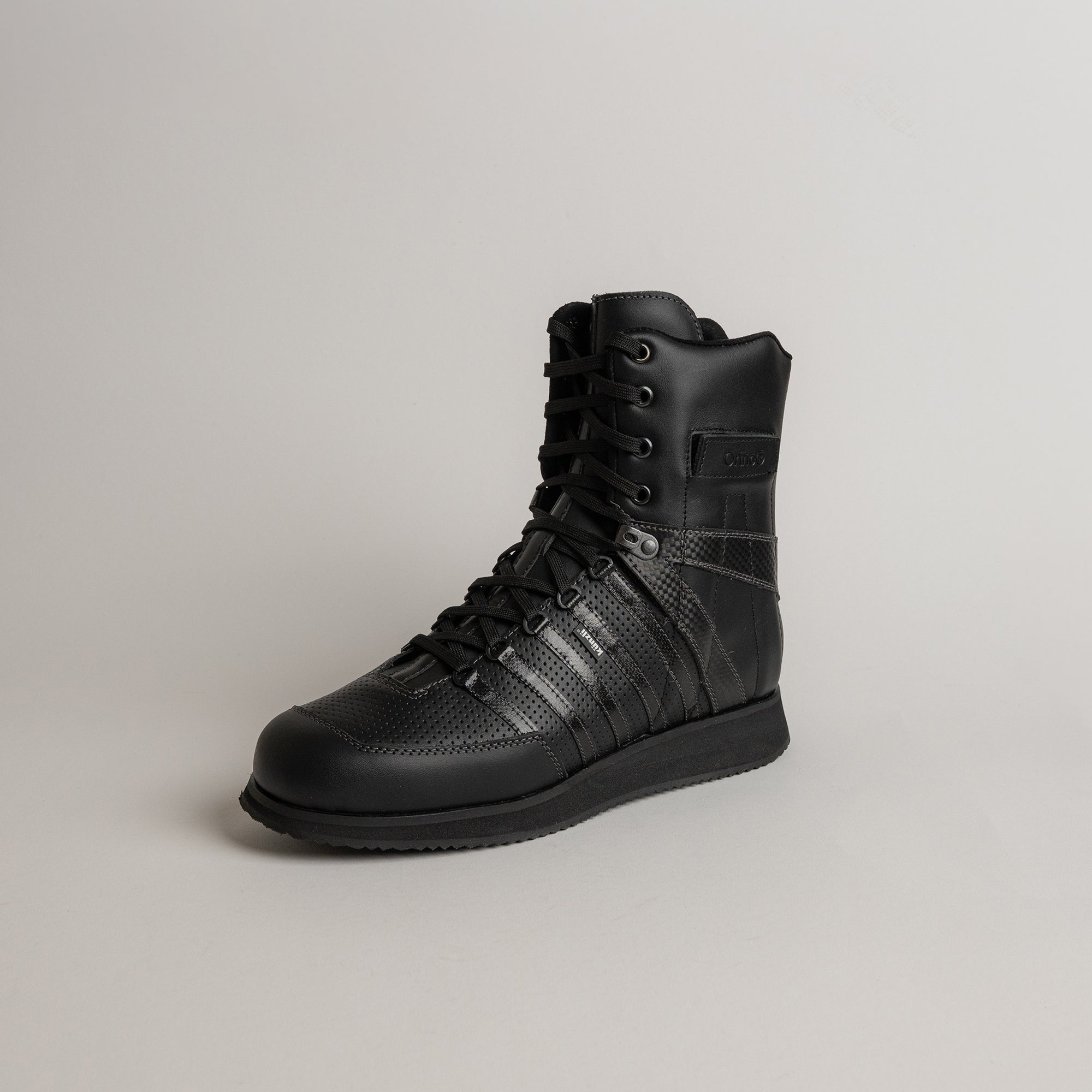 Schwarzer Lederstiefel von Kuenzli Schuhe, ideal für Outdoor-Aktivitäten und Waldtraining.