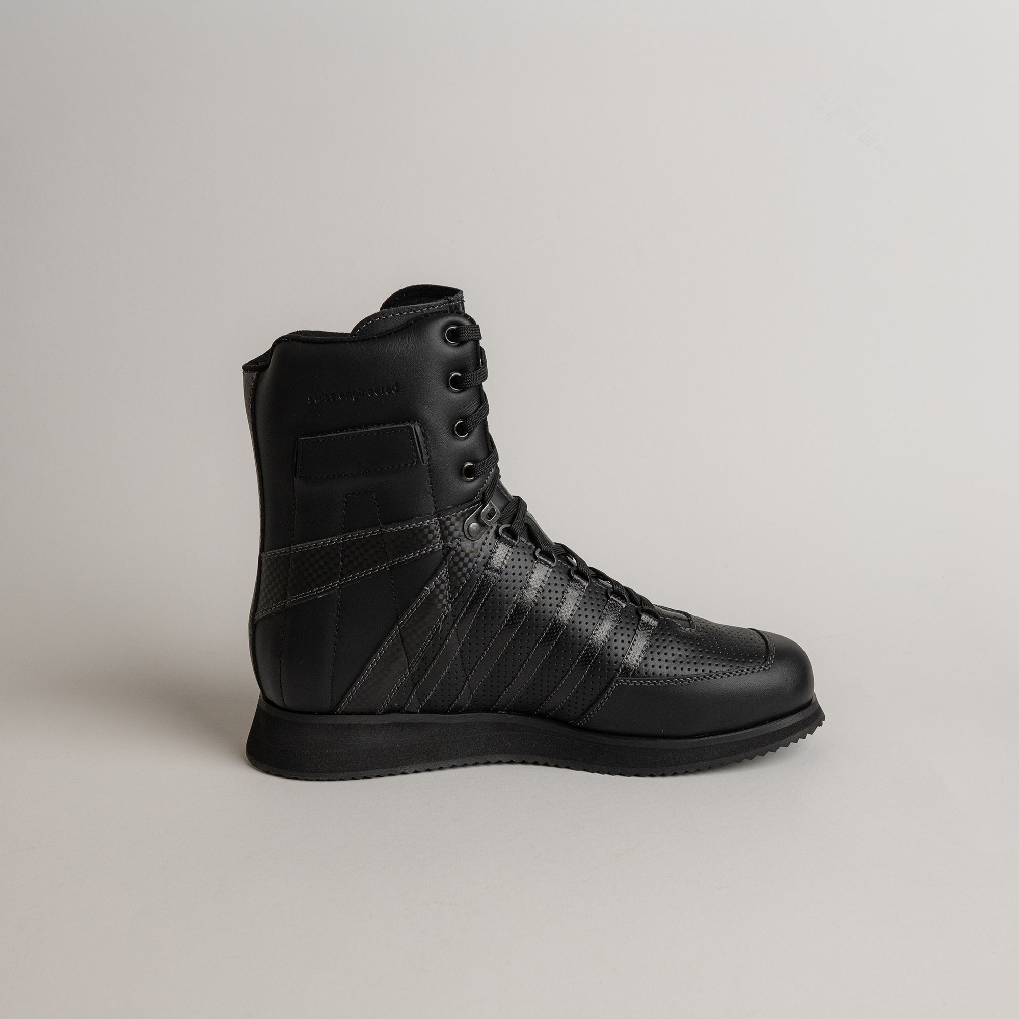 Schwarzer Lederstiefel von Kuenzli Schuhe, seitlich fotografiert auf neutralem Hintergrund.