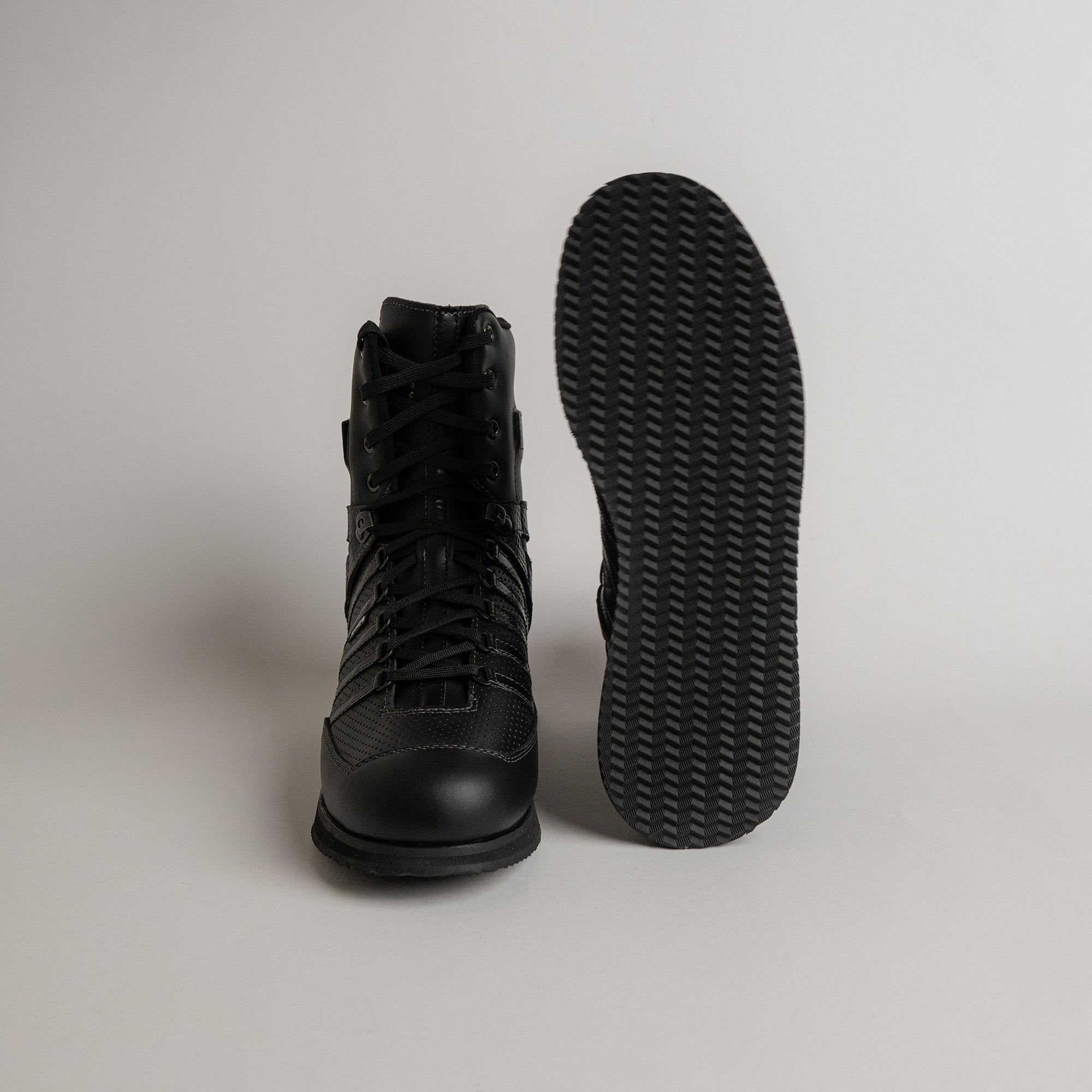 Schwarzer Kuenzli Schuh mit robuster Sohle, ideal für Outdoor-Aktivitäten und Waldtraining.